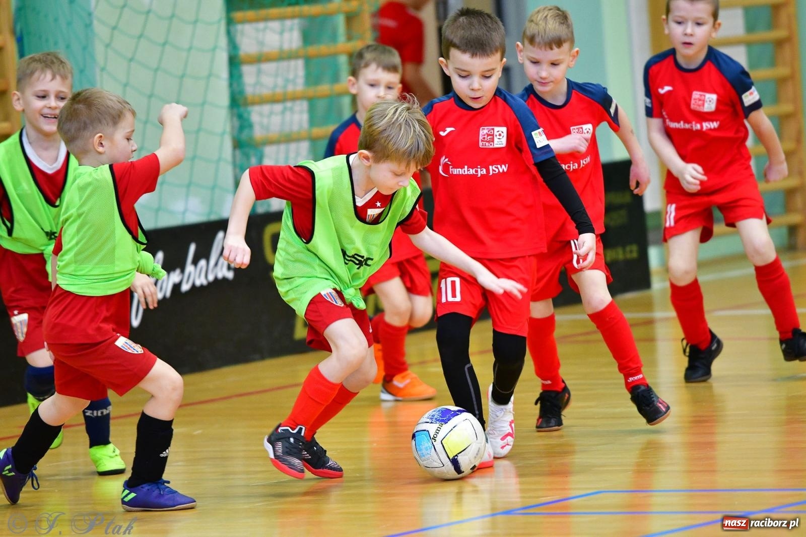 Zdjęcie w galerii na portalu naszraciborz.pl: Junior Futsal Cup. Zmagania skrzatów w hali OSiR Racibórz [FOTO] wiadomości z regionu