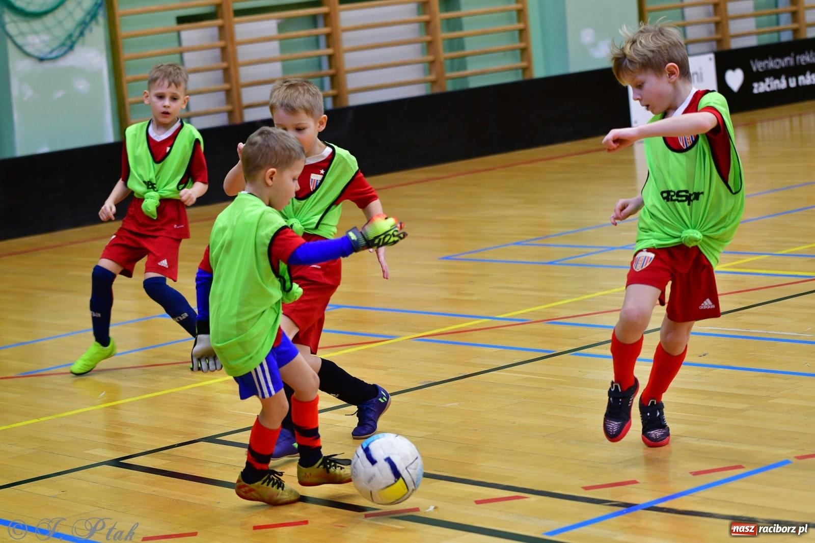 Zdjęcie w galerii na portalu naszraciborz.pl: Junior Futsal Cup. Zmagania skrzatów w hali OSiR Racibórz [FOTO] wiadomości z regionu