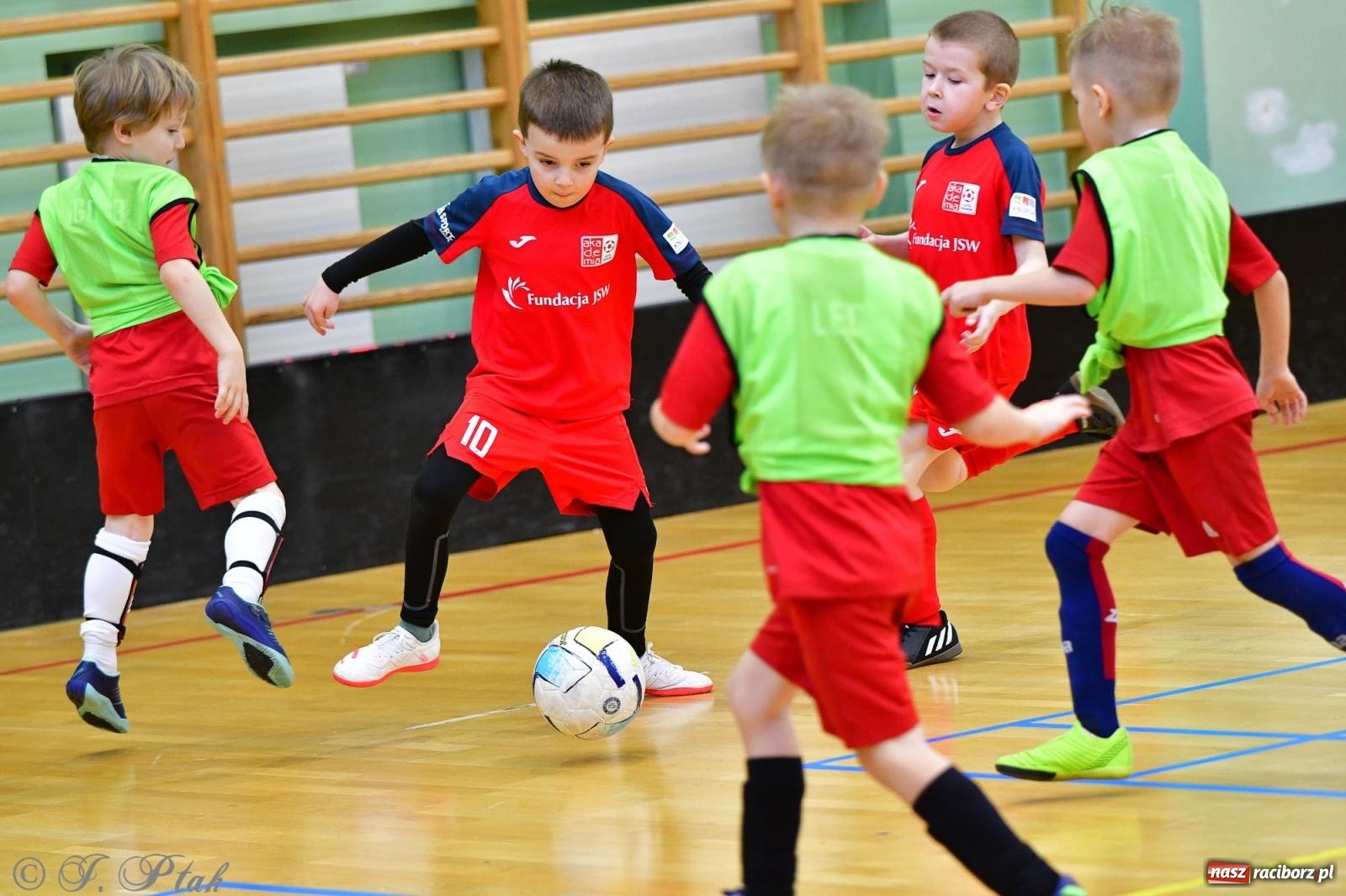 Zdjęcie w galerii na portalu naszraciborz.pl: Junior Futsal Cup. Zmagania skrzatów w hali OSiR Racibórz [FOTO] wiadomości z regionu