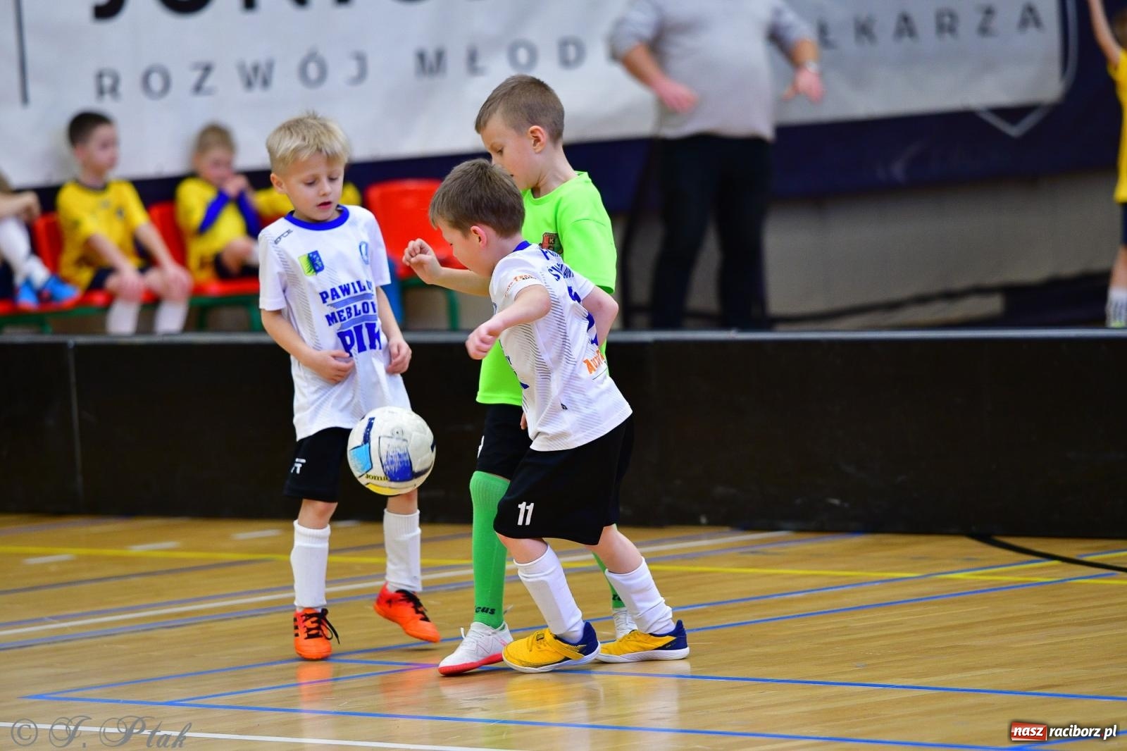 Zdjęcie w galerii na portalu naszraciborz.pl: Junior Futsal Cup. Zmagania skrzatów w hali OSiR Racibórz [FOTO] wiadomości z regionu
