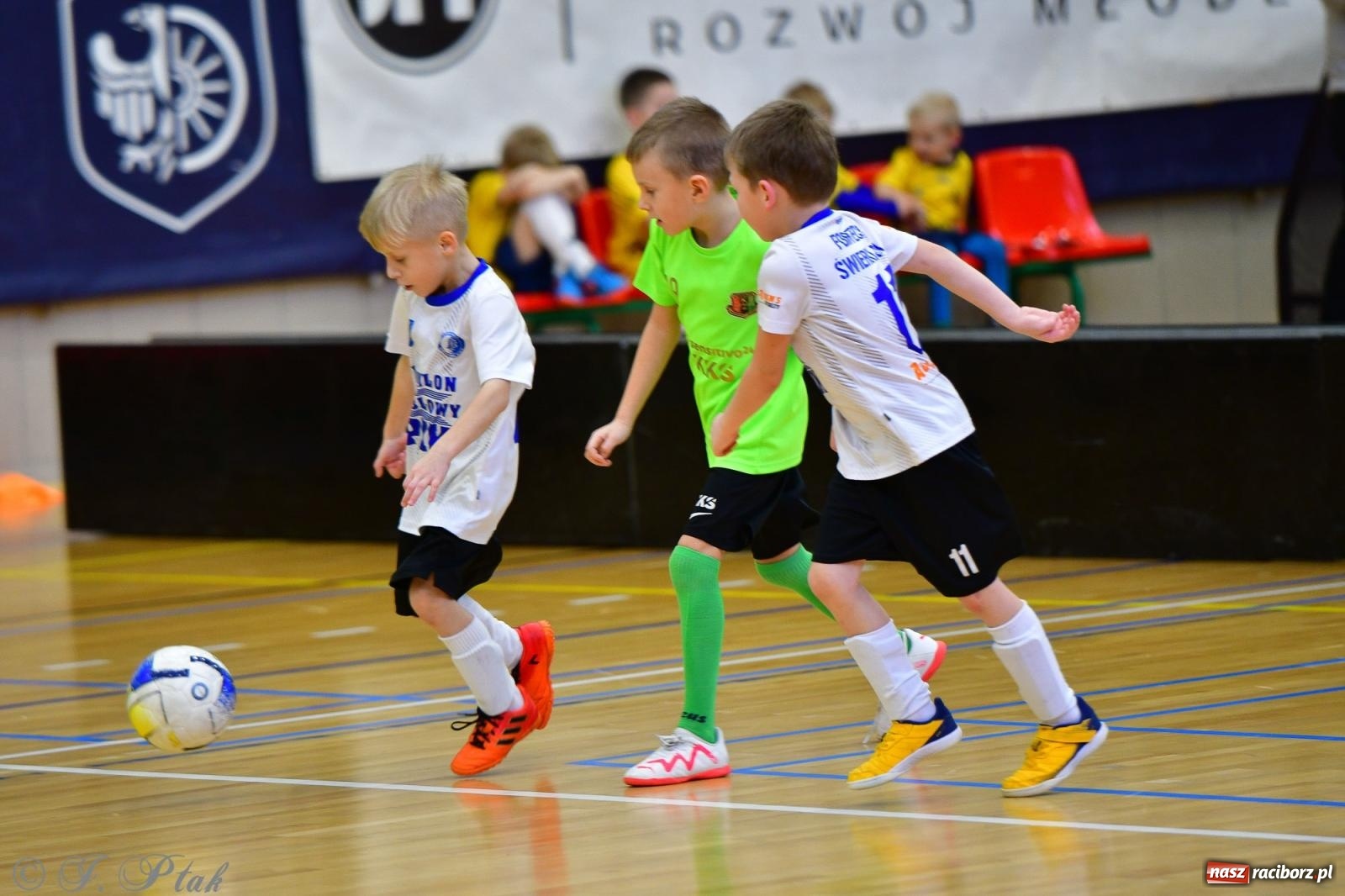 Zdjęcie w galerii na portalu naszraciborz.pl: Junior Futsal Cup. Zmagania skrzatów w hali OSiR Racibórz [FOTO] wiadomości z regionu