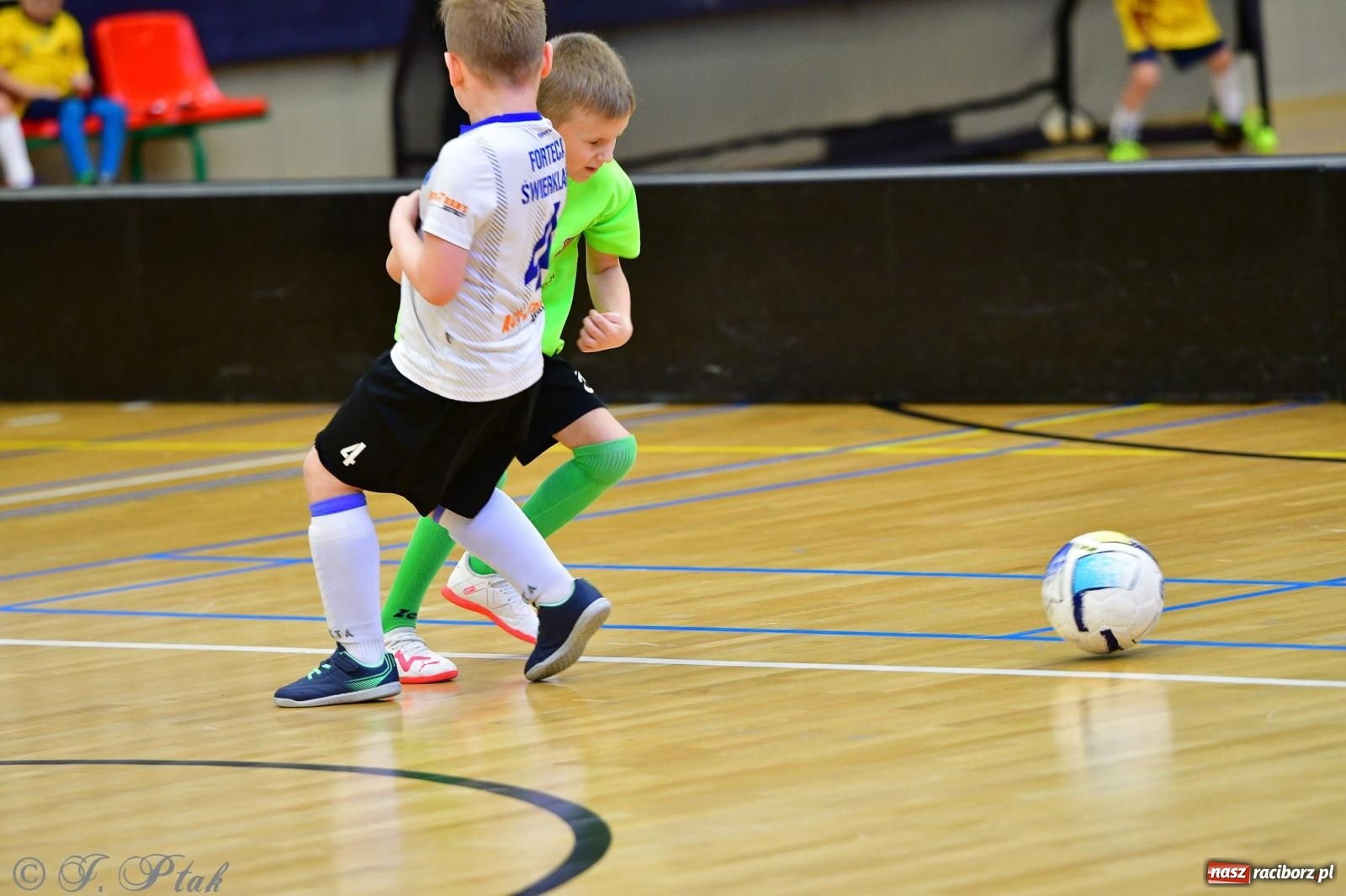 Zdjęcie w galerii na portalu naszraciborz.pl: Junior Futsal Cup. Zmagania skrzatów w hali OSiR Racibórz [FOTO] wiadomości z regionu
