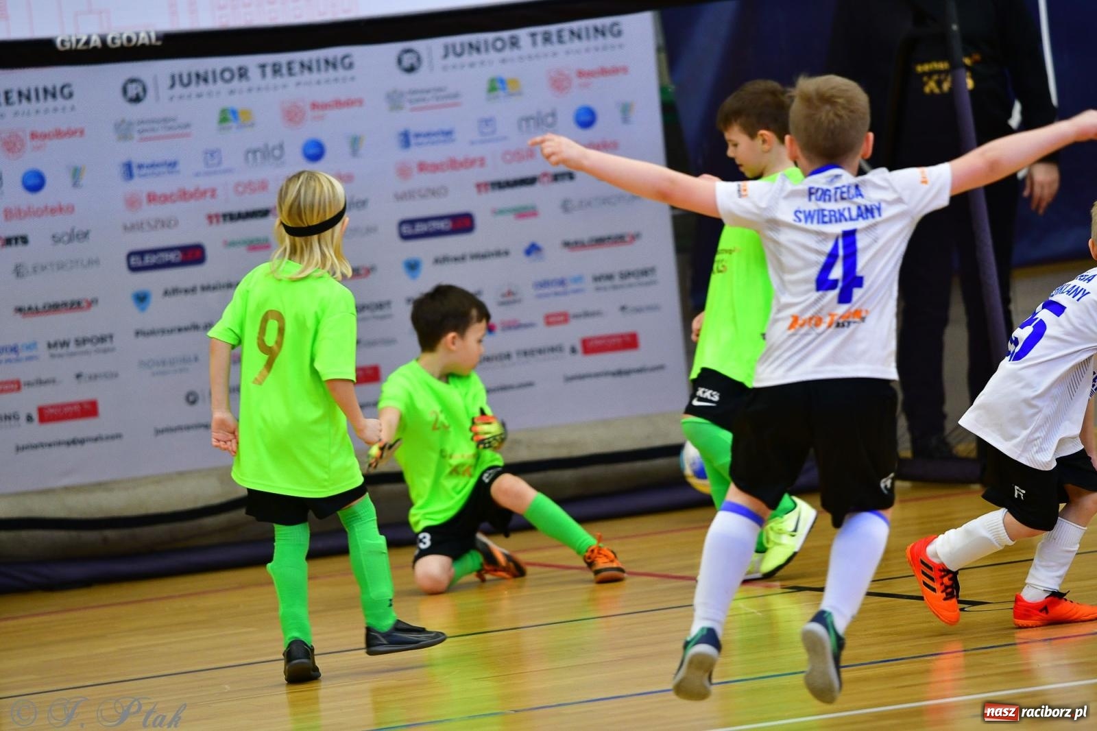 Zdjęcie w galerii na portalu naszraciborz.pl: Junior Futsal Cup. Zmagania skrzatów w hali OSiR Racibórz [FOTO] wiadomości z regionu