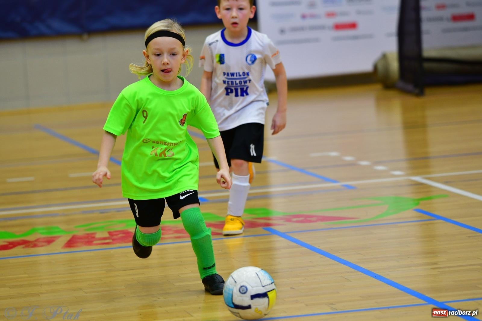 Zdjęcie w galerii na portalu naszraciborz.pl: Junior Futsal Cup. Zmagania skrzatów w hali OSiR Racibórz [FOTO] wiadomości z regionu
