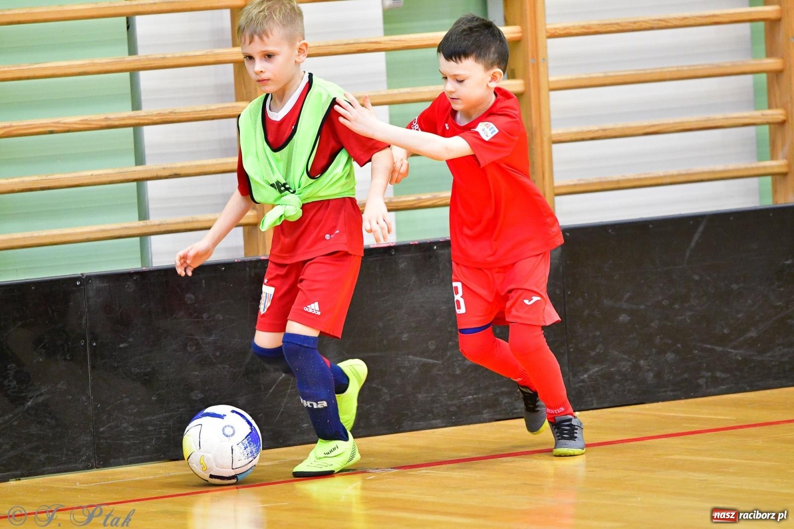 Zdjęcie w galerii na portalu naszraciborz.pl: Junior Futsal Cup. Zmagania skrzatów w hali OSiR Racibórz [FOTO] wiadomości z regionu