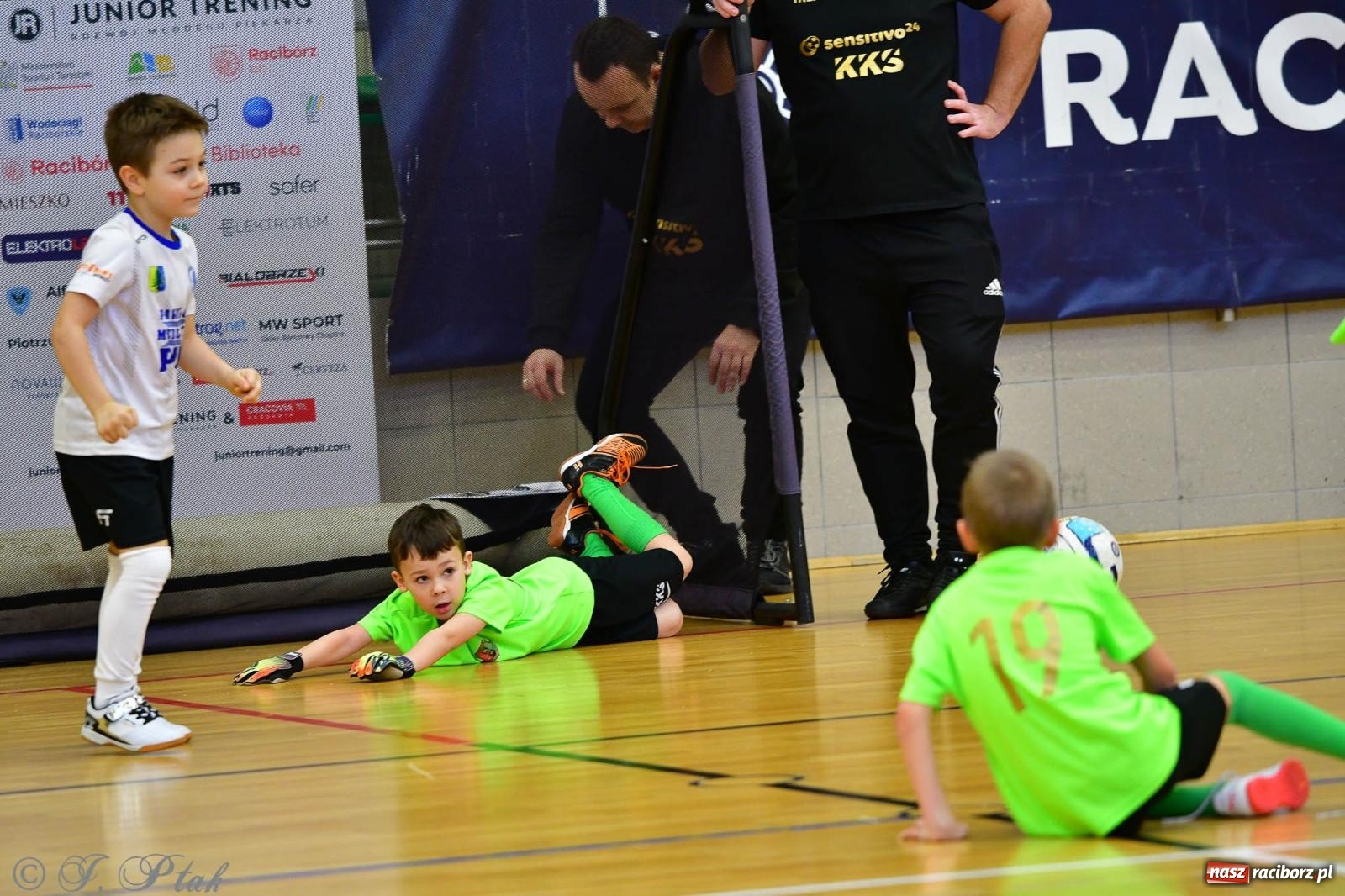 Zdjęcie w galerii na portalu naszraciborz.pl: Junior Futsal Cup. Zmagania skrzatów w hali OSiR Racibórz [FOTO] wiadomości z regionu