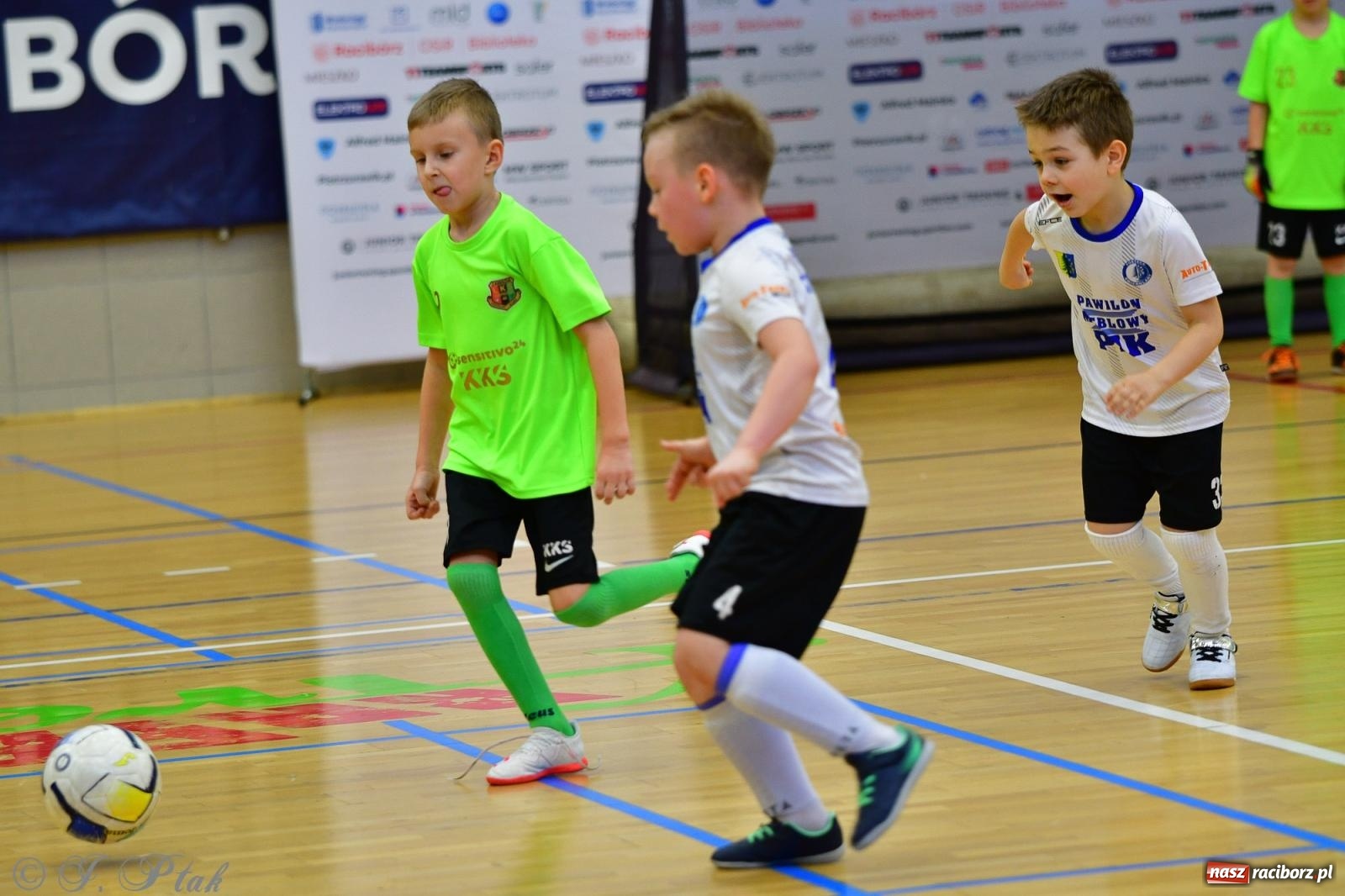 Zdjęcie w galerii na portalu naszraciborz.pl: Junior Futsal Cup. Zmagania skrzatów w hali OSiR Racibórz [FOTO] wiadomości z regionu