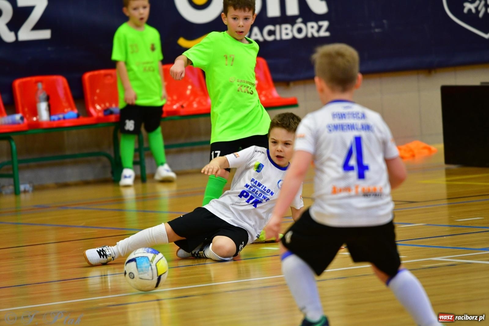 Zdjęcie w galerii na portalu naszraciborz.pl: Junior Futsal Cup. Zmagania skrzatów w hali OSiR Racibórz [FOTO] wiadomości z regionu