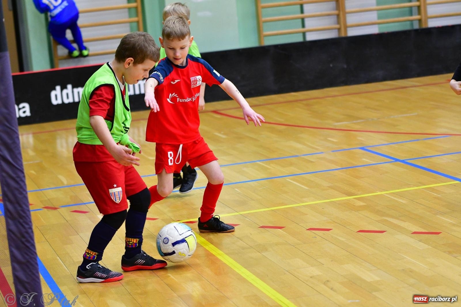 Zdjęcie w galerii na portalu naszraciborz.pl: Junior Futsal Cup. Zmagania skrzatów w hali OSiR Racibórz [FOTO] wiadomości z regionu