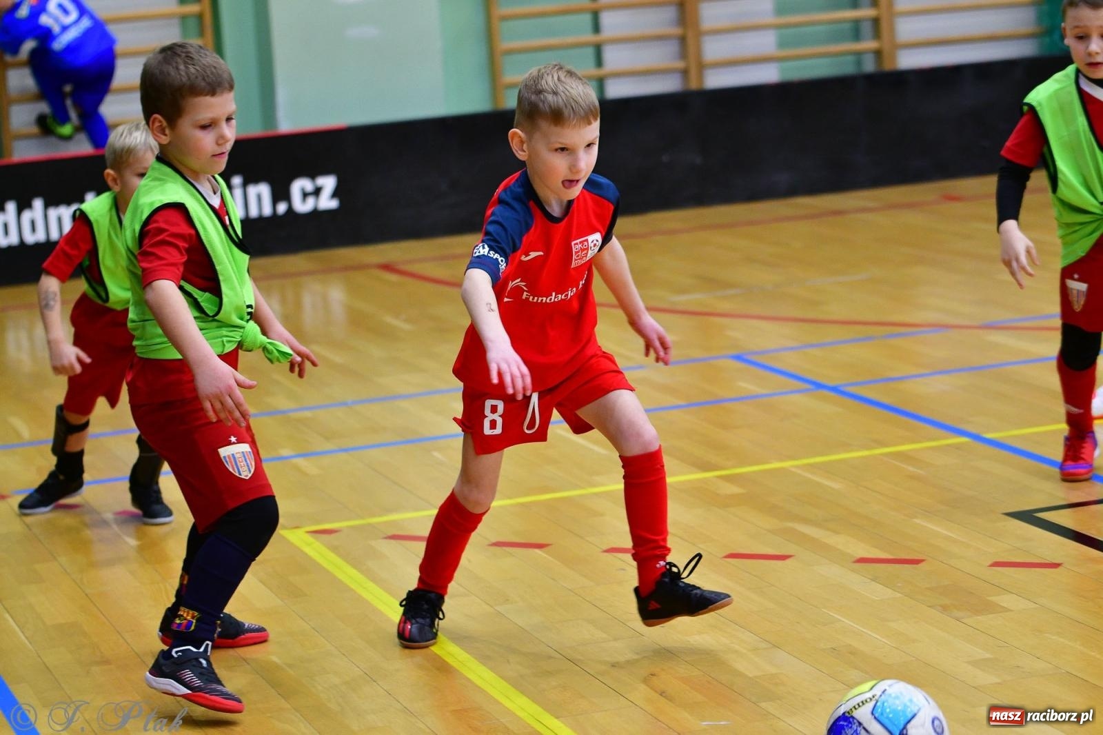 Zdjęcie w galerii na portalu naszraciborz.pl: Junior Futsal Cup. Zmagania skrzatów w hali OSiR Racibórz [FOTO] wiadomości z regionu