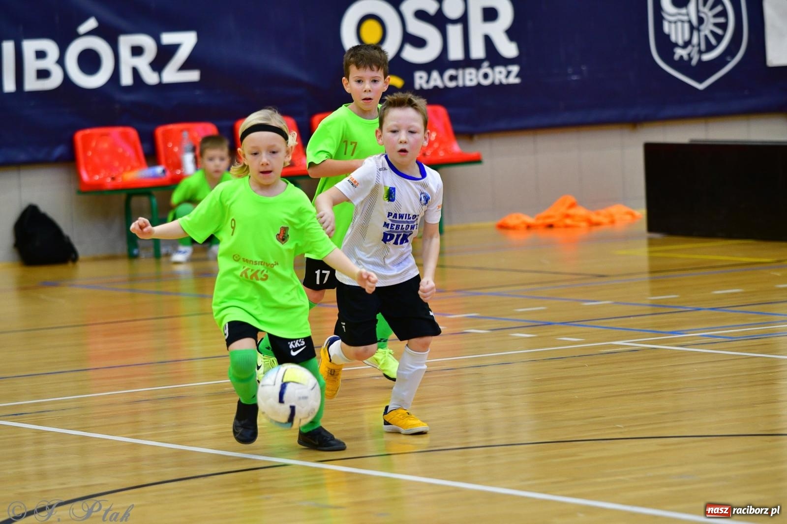 Zdjęcie w galerii na portalu naszraciborz.pl: Junior Futsal Cup. Zmagania skrzatów w hali OSiR Racibórz [FOTO] wiadomości z regionu