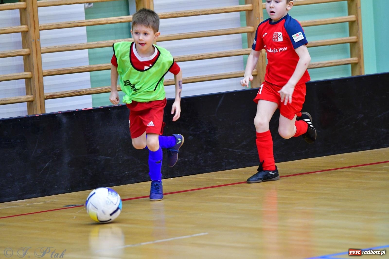 Zdjęcie w galerii na portalu naszraciborz.pl: Junior Futsal Cup. Zmagania skrzatów w hali OSiR Racibórz [FOTO] wiadomości z regionu
