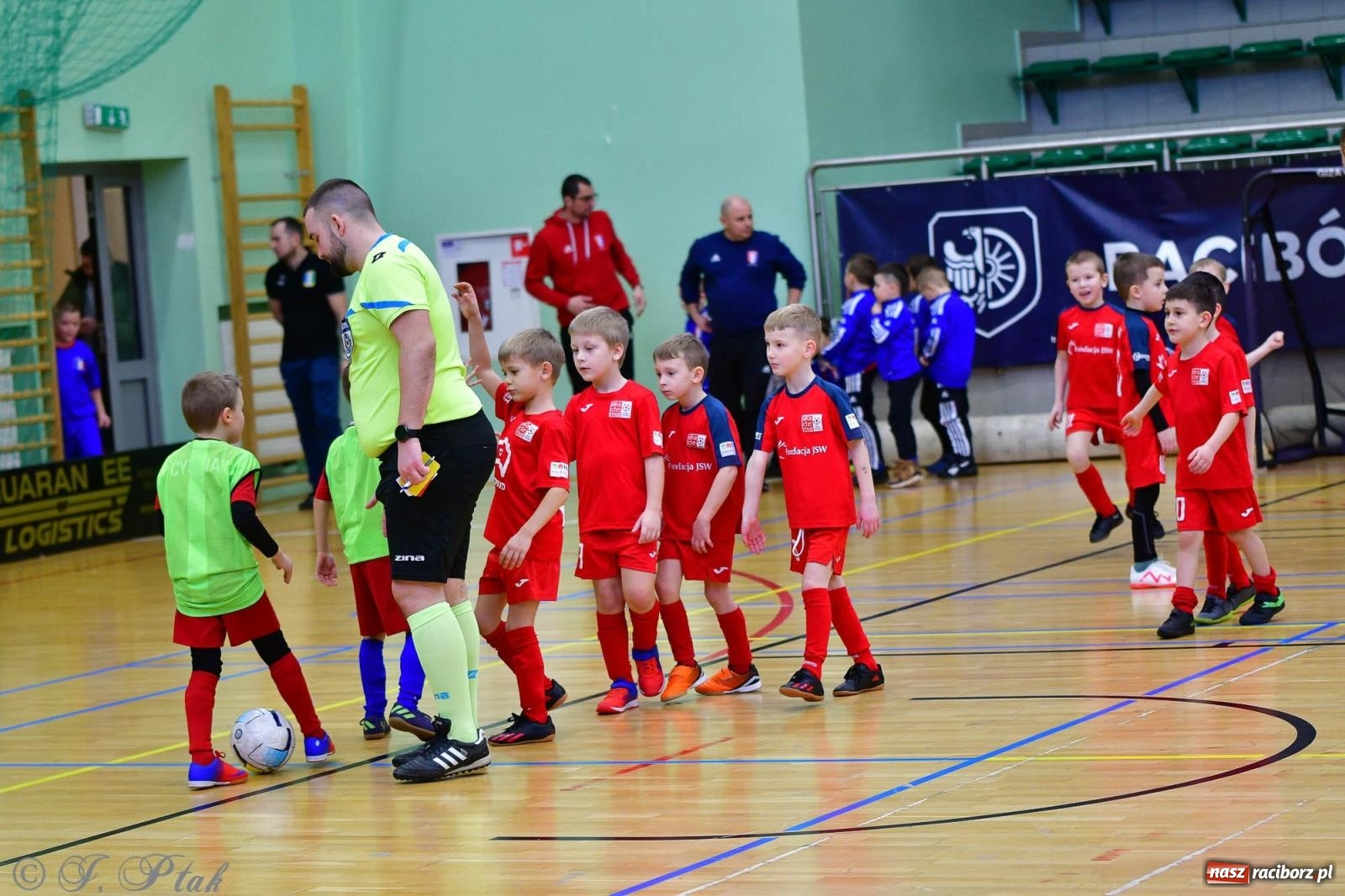 Zdjęcie w galerii na portalu naszraciborz.pl: Junior Futsal Cup. Zmagania skrzatów w hali OSiR Racibórz [FOTO] wiadomości z regionu