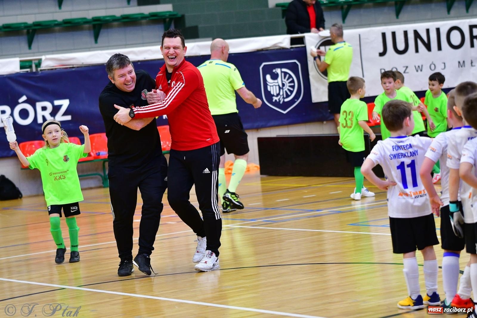Zdjęcie w galerii na portalu naszraciborz.pl: Junior Futsal Cup. Zmagania skrzatów w hali OSiR Racibórz [FOTO] wiadomości z regionu