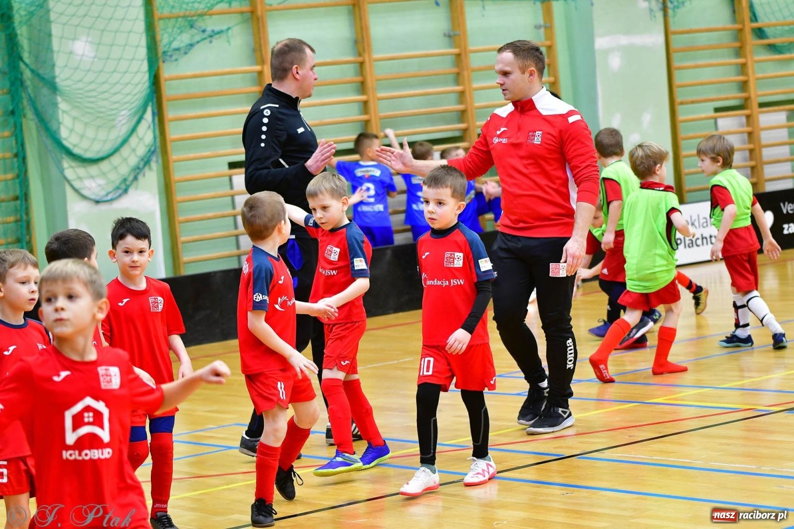 Zdjęcie w galerii na portalu naszraciborz.pl: Junior Futsal Cup. Zmagania skrzatów w hali OSiR Racibórz [FOTO] wiadomości z regionu