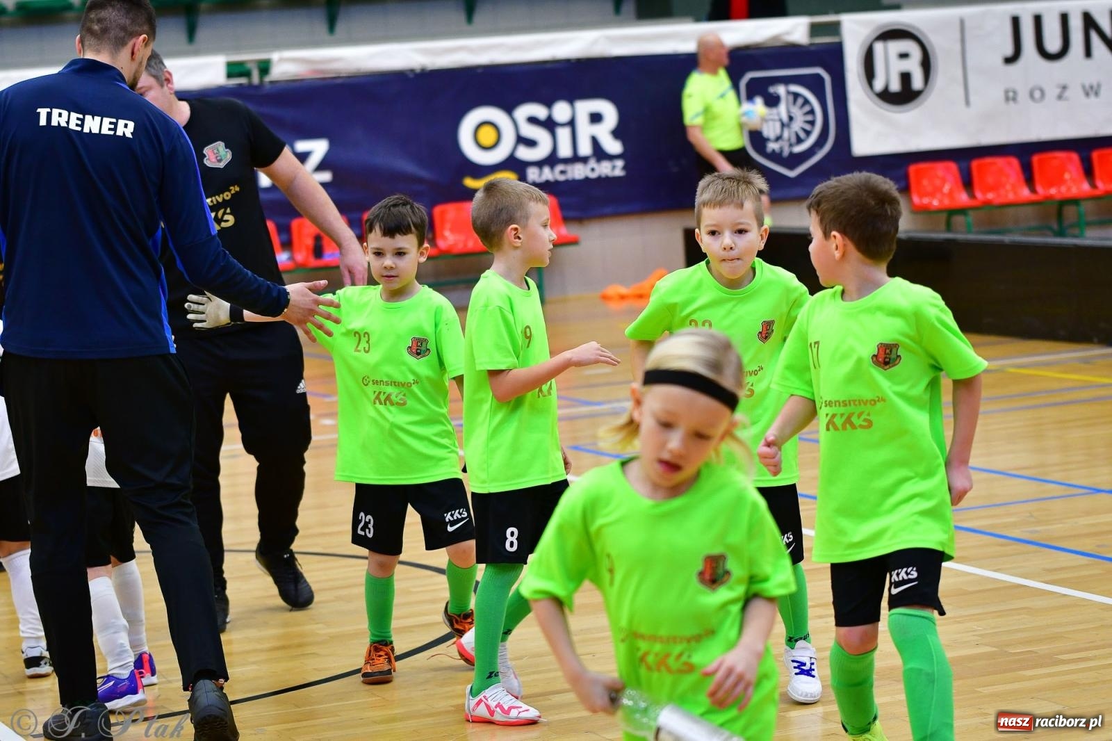 Zdjęcie w galerii na portalu naszraciborz.pl: Junior Futsal Cup. Zmagania skrzatów w hali OSiR Racibórz [FOTO] wiadomości z regionu