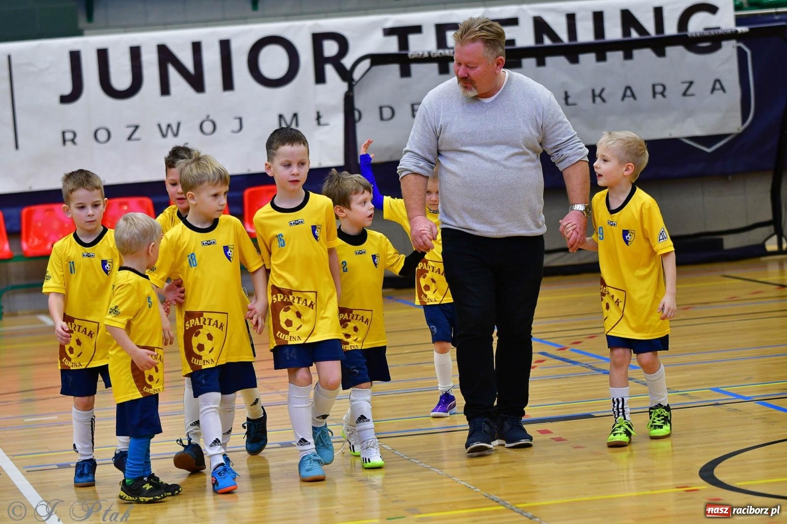 Zdjęcie w galerii na portalu naszraciborz.pl: Junior Futsal Cup. Zmagania skrzatów w hali OSiR Racibórz [FOTO] wiadomości z regionu