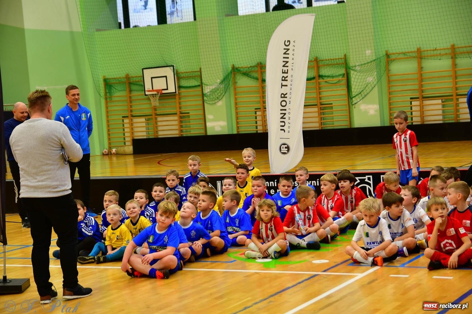 Zdjęcie w galerii na portalu naszraciborz.pl: Junior Futsal Cup. Zmagania skrzatów w hali OSiR Racibórz [FOTO] wiadomości z regionu