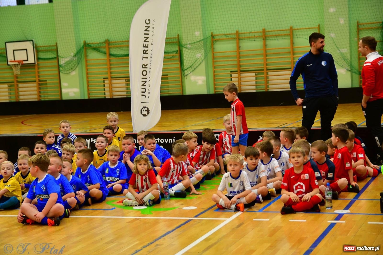 Zdjęcie w galerii na portalu naszraciborz.pl: Junior Futsal Cup. Zmagania skrzatów w hali OSiR Racibórz [FOTO] wiadomości z regionu