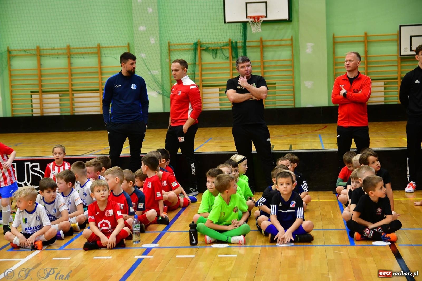 Zdjęcie w galerii na portalu naszraciborz.pl: Junior Futsal Cup. Zmagania skrzatów w hali OSiR Racibórz [FOTO] wiadomości z regionu