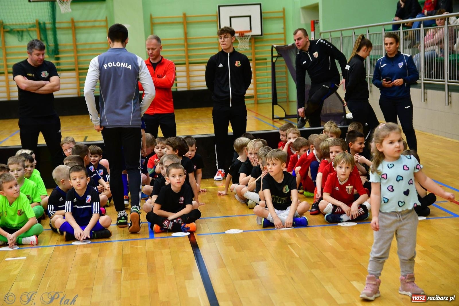 Zdjęcie w galerii na portalu naszraciborz.pl: Junior Futsal Cup. Zmagania skrzatów w hali OSiR Racibórz [FOTO] wiadomości z regionu