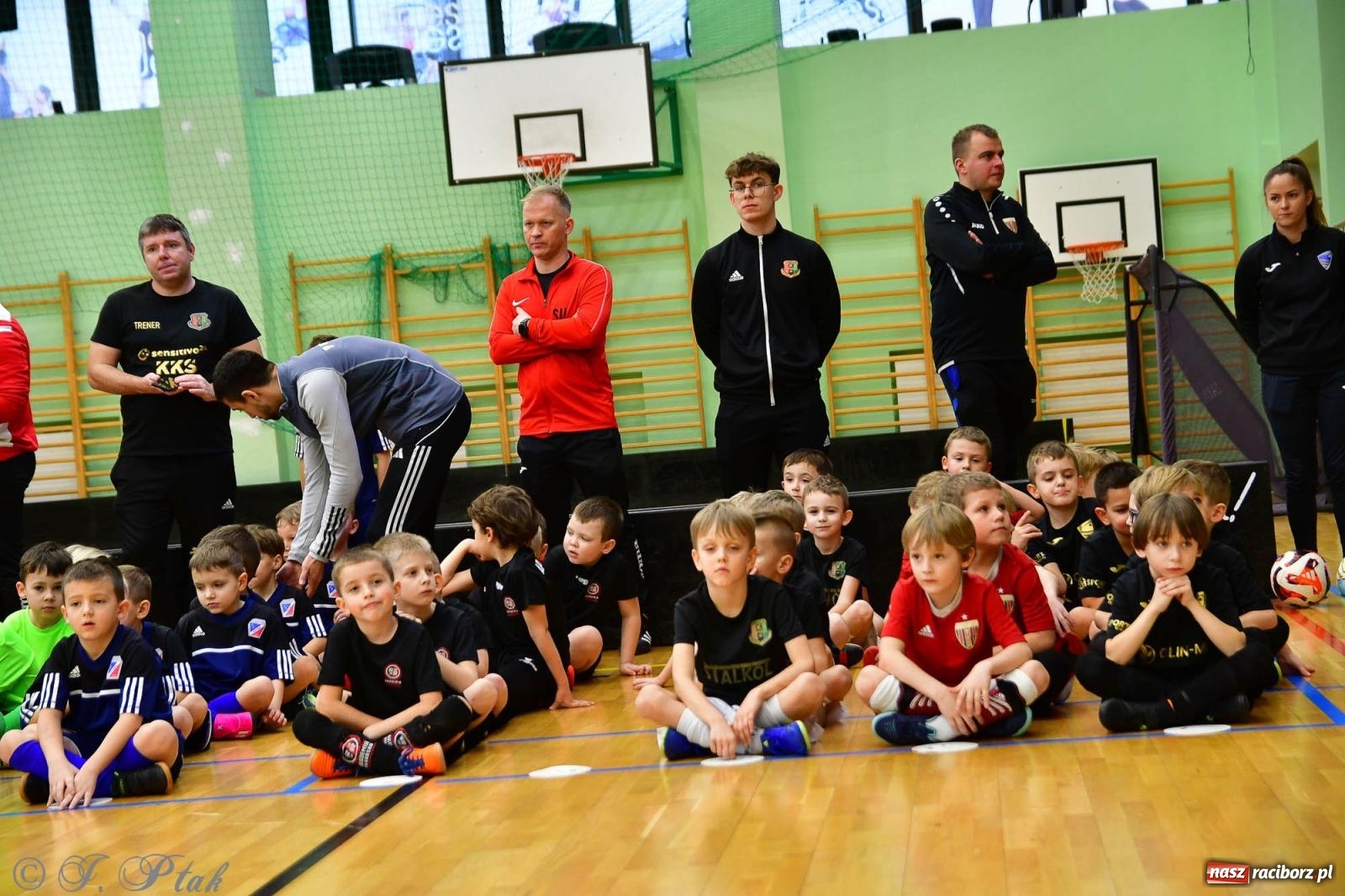 Zdjęcie w galerii na portalu naszraciborz.pl: Junior Futsal Cup. Zmagania skrzatów w hali OSiR Racibórz [FOTO] wiadomości z regionu