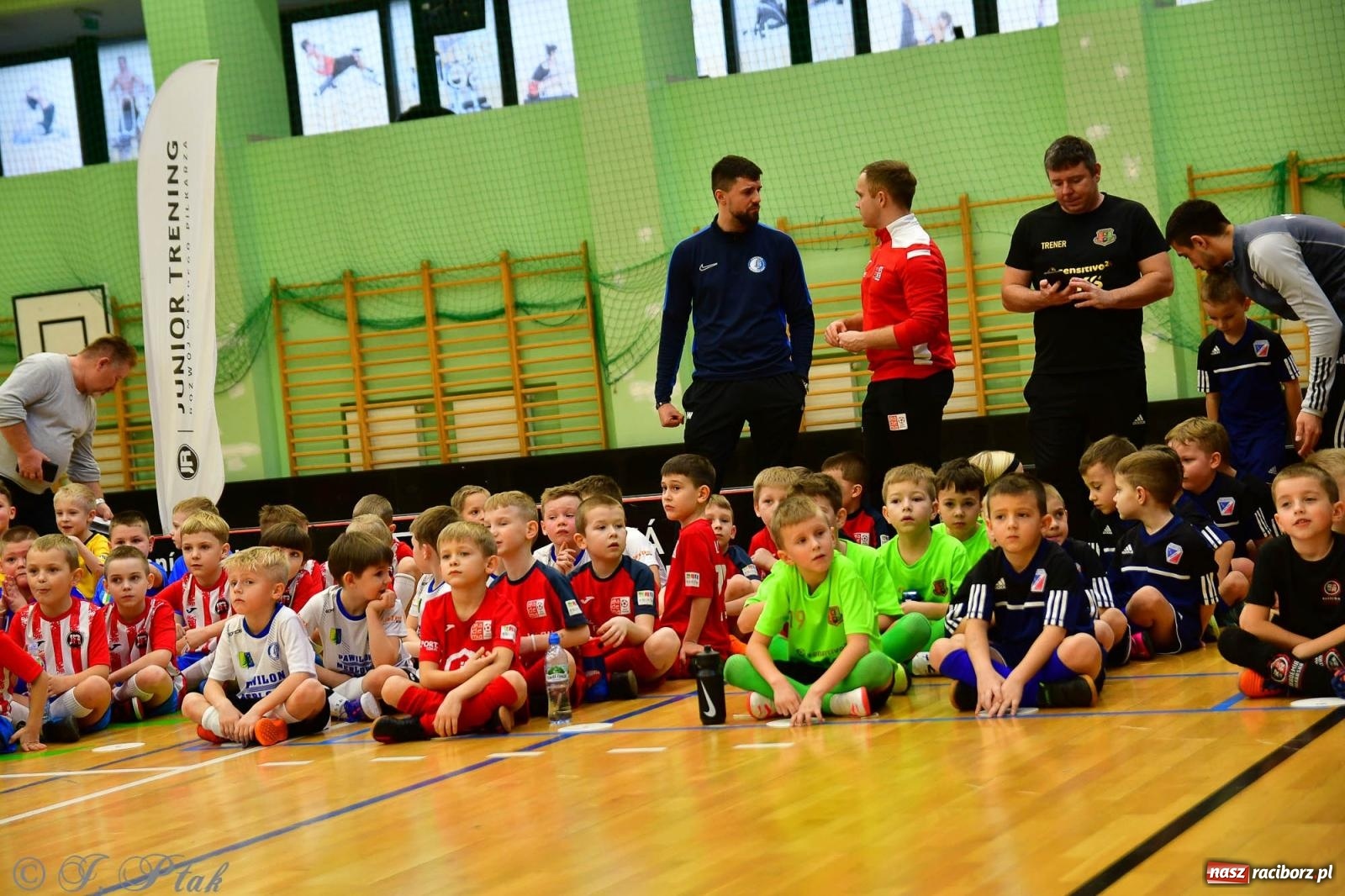 Zdjęcie w galerii na portalu naszraciborz.pl: Junior Futsal Cup. Zmagania skrzatów w hali OSiR Racibórz [FOTO] wiadomości z regionu