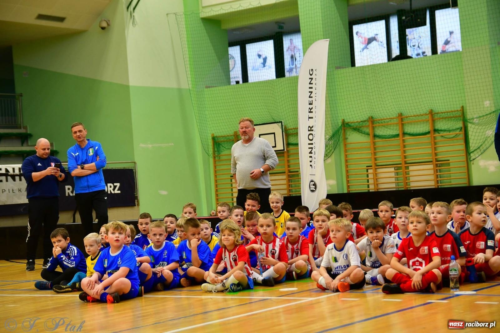 Zdjęcie w galerii na portalu naszraciborz.pl: Junior Futsal Cup. Zmagania skrzatów w hali OSiR Racibórz [FOTO] wiadomości z regionu