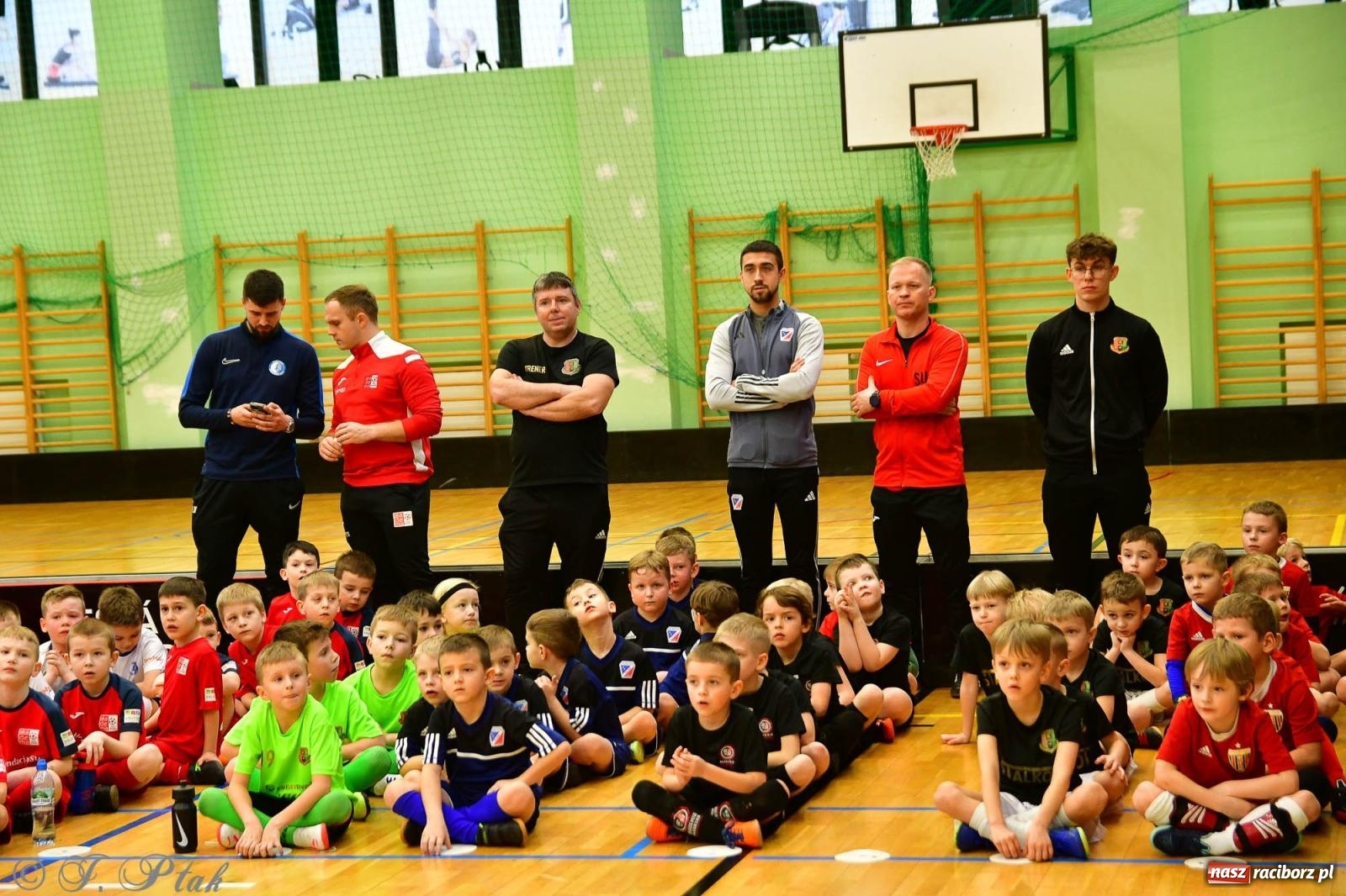 Zdjęcie w galerii na portalu naszraciborz.pl: Junior Futsal Cup. Zmagania skrzatów w hali OSiR Racibórz [FOTO] wiadomości z regionu