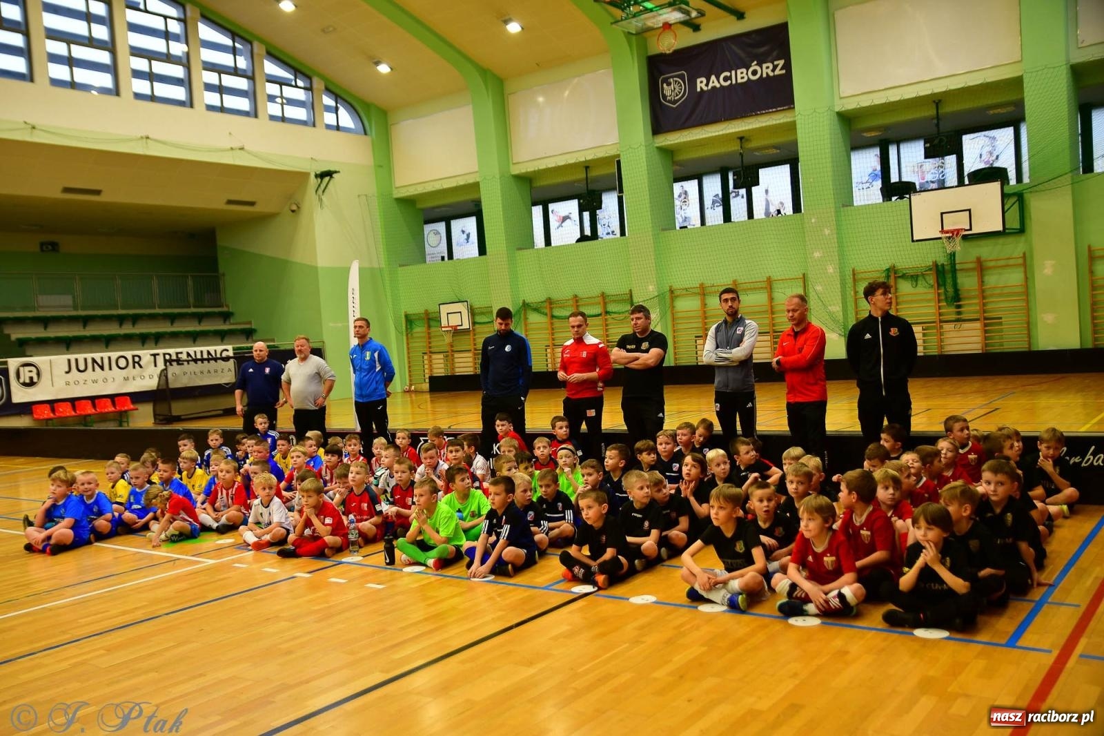 Zdjęcie w galerii na portalu naszraciborz.pl: Junior Futsal Cup. Zmagania skrzatów w hali OSiR Racibórz [FOTO] wiadomości z regionu