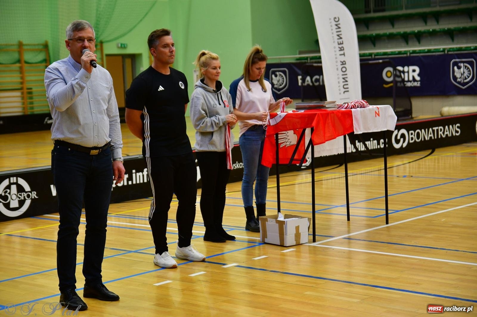 Zdjęcie w galerii na portalu naszraciborz.pl: Junior Futsal Cup. Zmagania skrzatów w hali OSiR Racibórz [FOTO] wiadomości z regionu