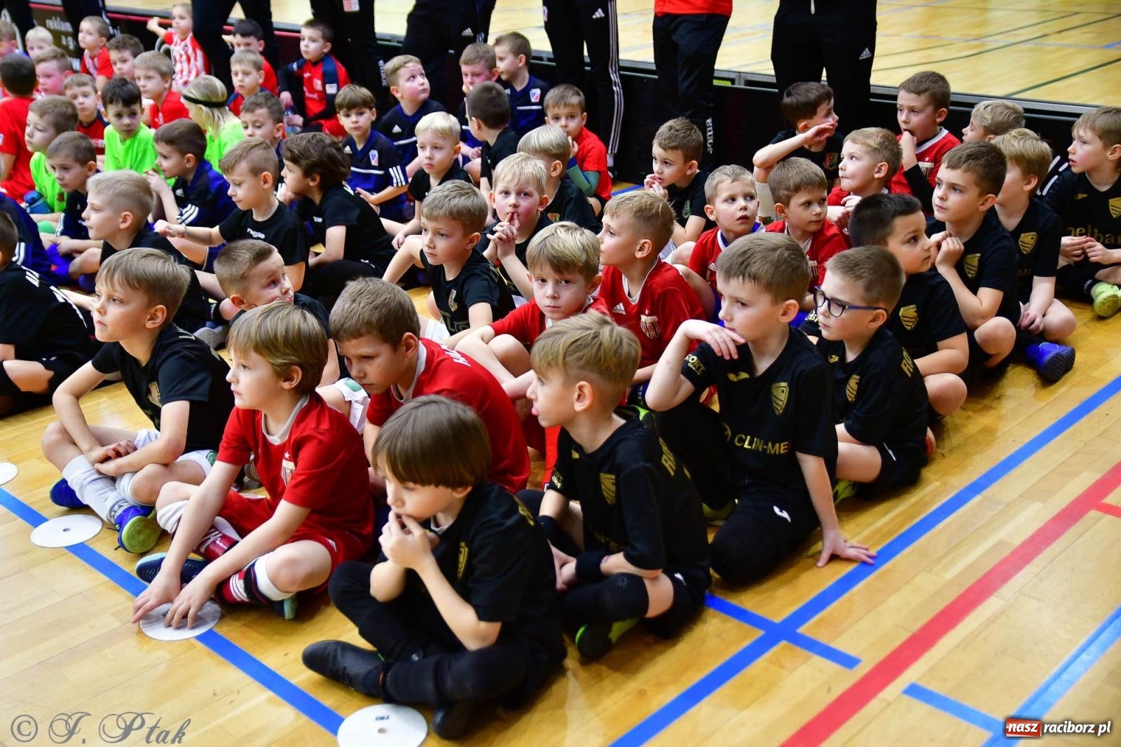 Zdjęcie w galerii na portalu naszraciborz.pl: Junior Futsal Cup. Zmagania skrzatów w hali OSiR Racibórz [FOTO] wiadomości z regionu