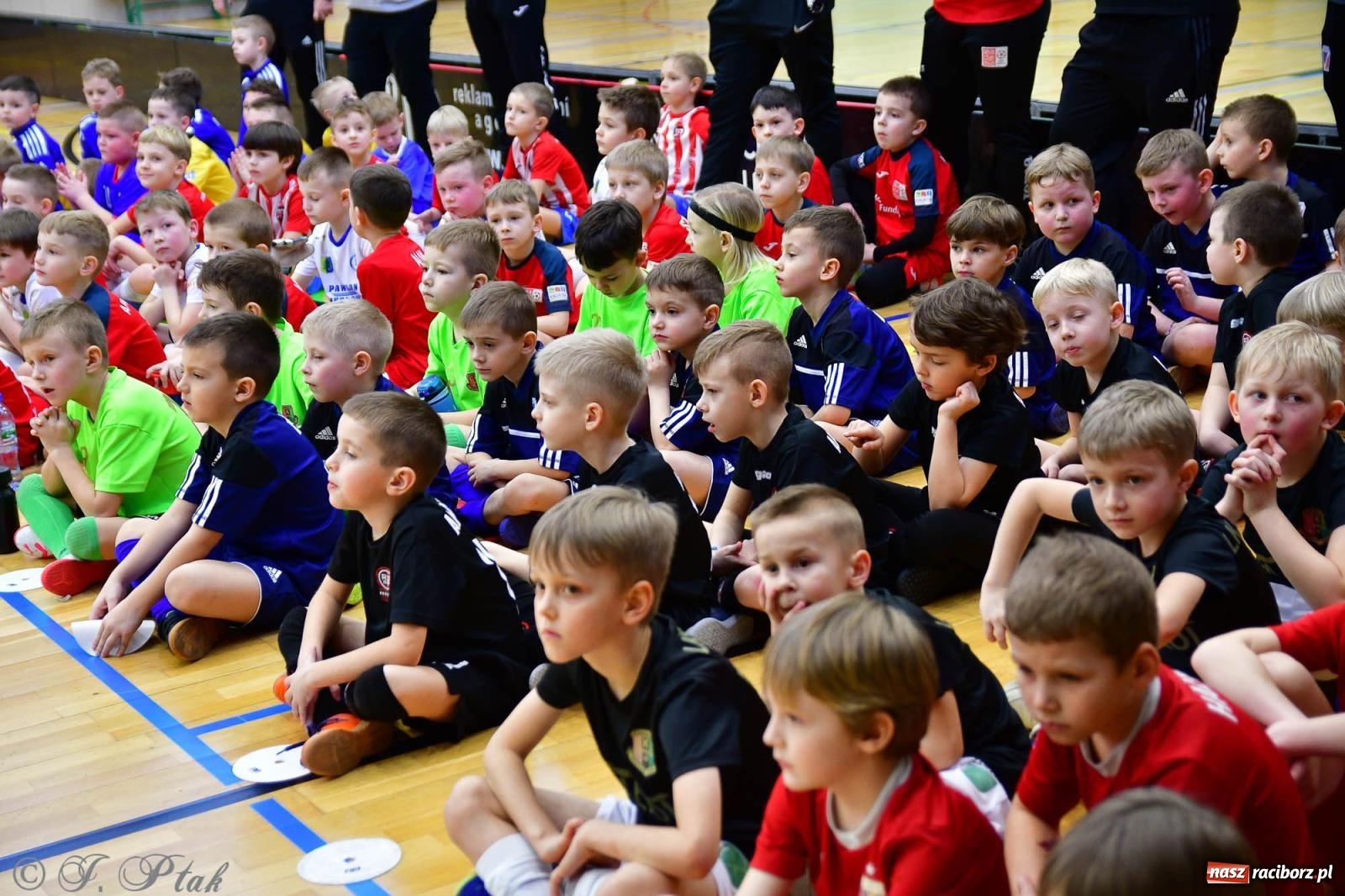 Zdjęcie w galerii na portalu naszraciborz.pl: Junior Futsal Cup. Zmagania skrzatów w hali OSiR Racibórz [FOTO] wiadomości z regionu