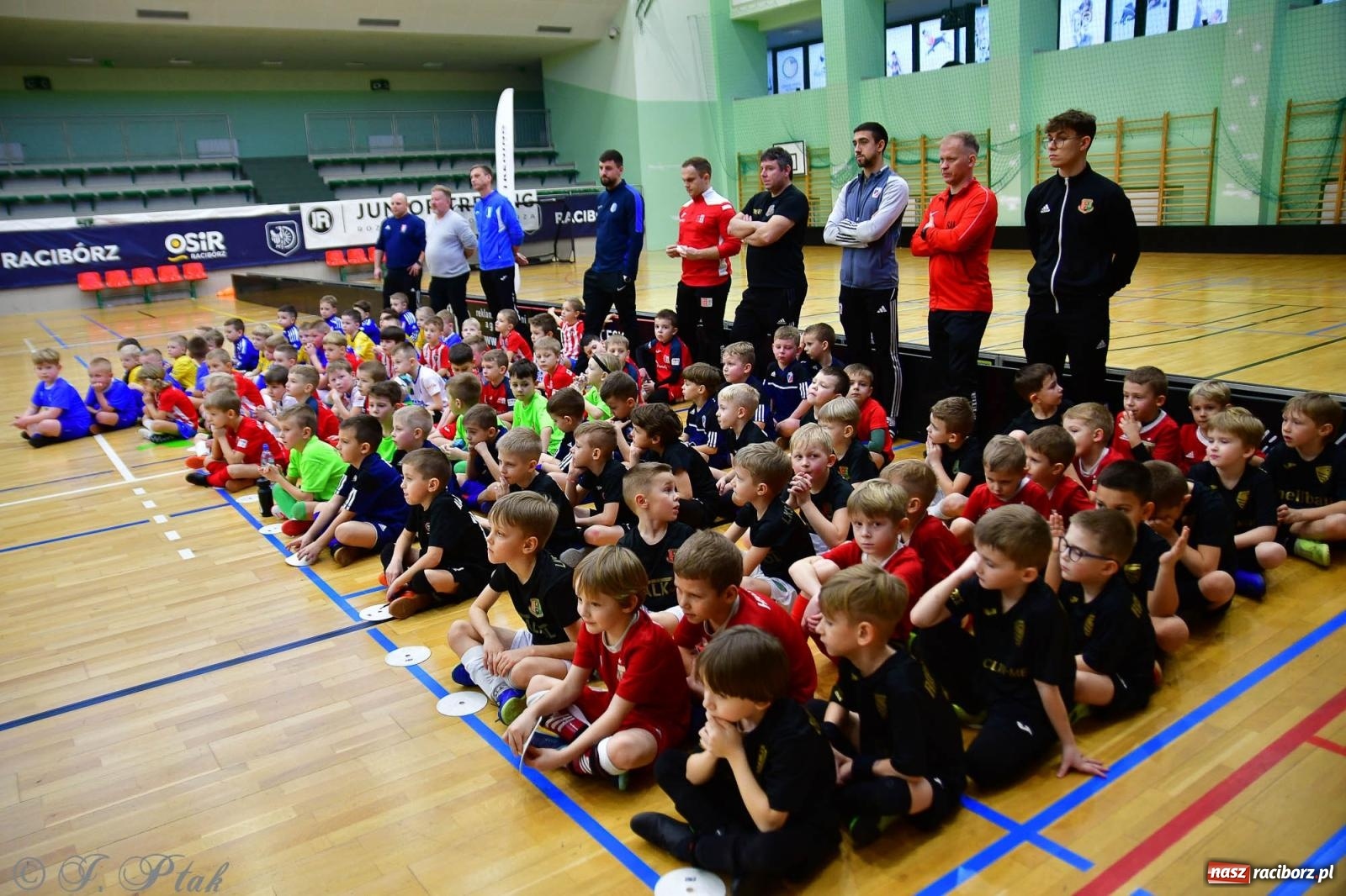 Zdjęcie w galerii na portalu naszraciborz.pl: Junior Futsal Cup. Zmagania skrzatów w hali OSiR Racibórz [FOTO] wiadomości z regionu