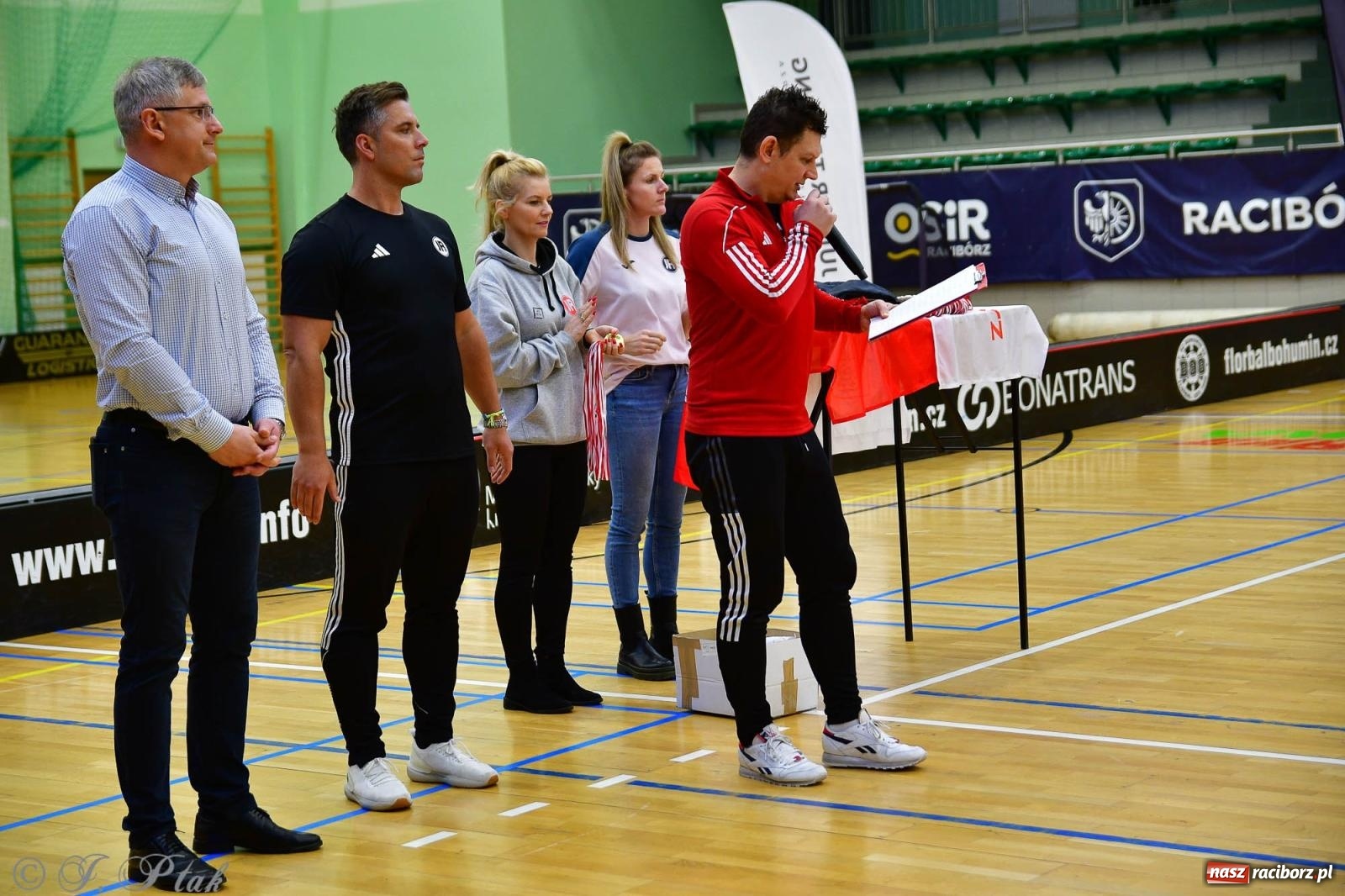 Zdjęcie w galerii na portalu naszraciborz.pl: Junior Futsal Cup. Zmagania skrzatów w hali OSiR Racibórz [FOTO] wiadomości z regionu