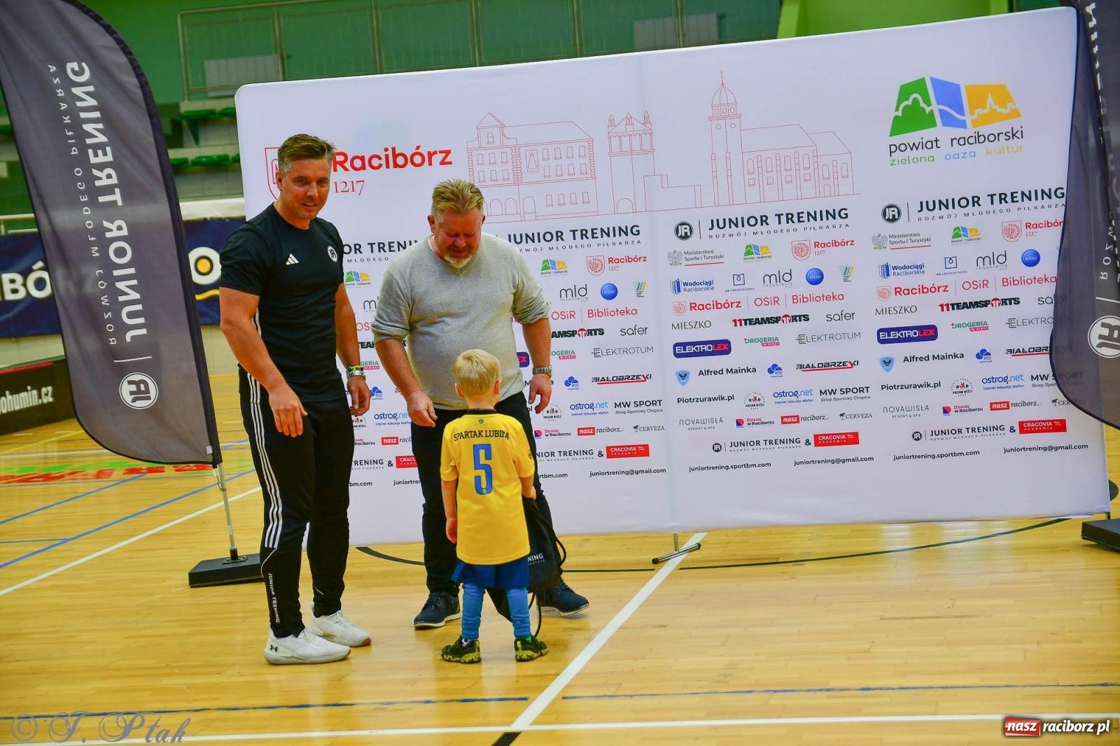 Zdjęcie w galerii na portalu naszraciborz.pl: Junior Futsal Cup. Zmagania skrzatów w hali OSiR Racibórz [FOTO] wiadomości z regionu
