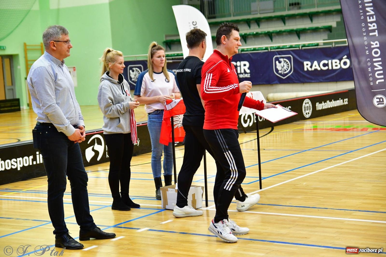Zdjęcie w galerii na portalu naszraciborz.pl: Junior Futsal Cup. Zmagania skrzatów w hali OSiR Racibórz [FOTO] wiadomości z regionu