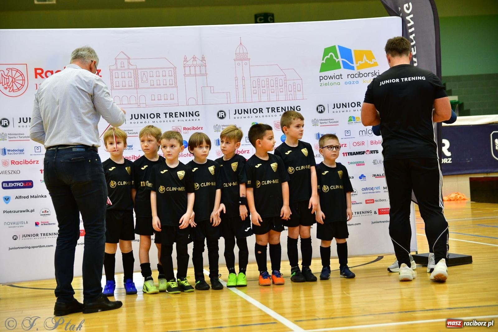 Zdjęcie w galerii na portalu naszraciborz.pl: Junior Futsal Cup. Zmagania skrzatów w hali OSiR Racibórz [FOTO] wiadomości z regionu