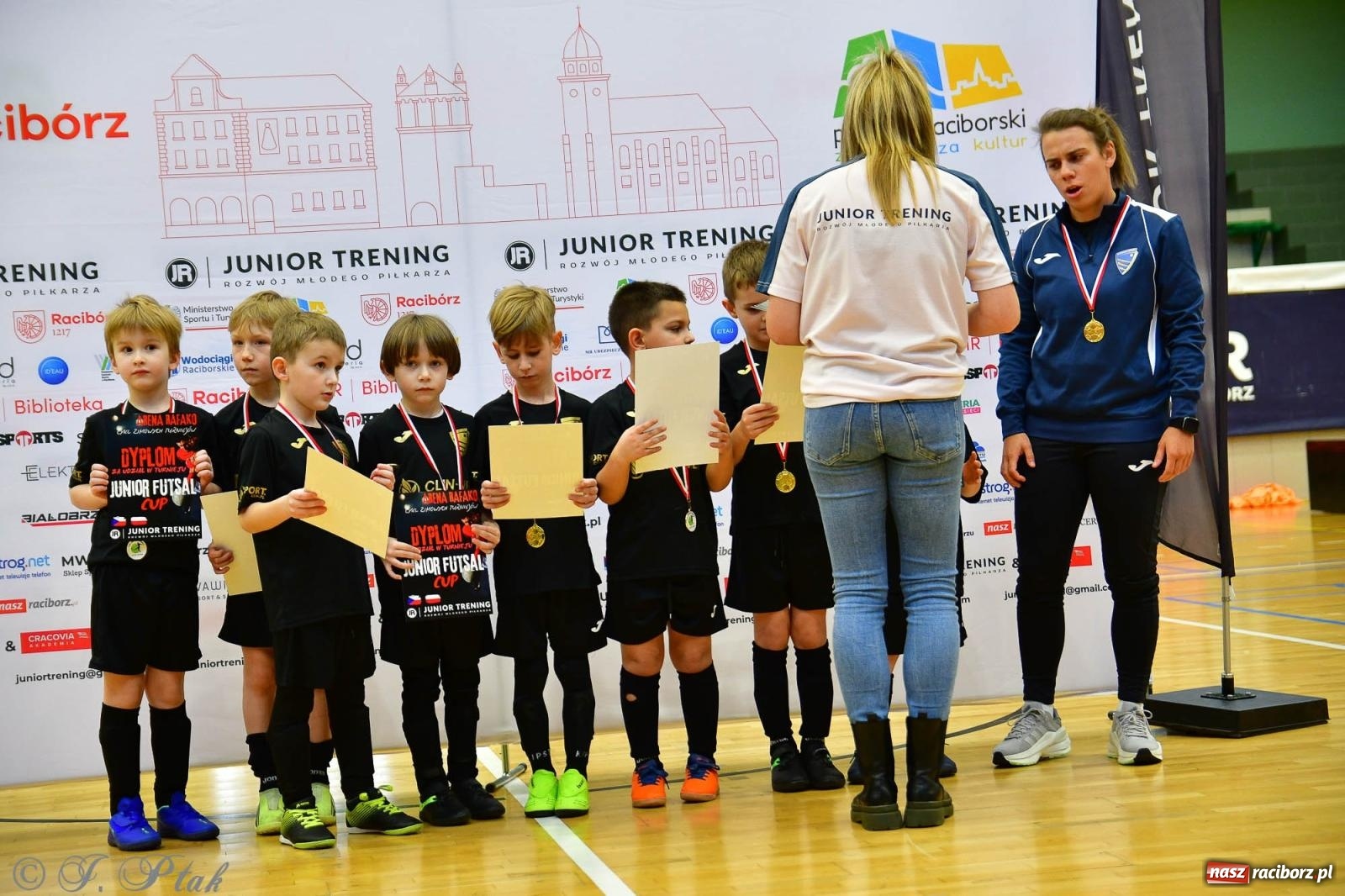 Zdjęcie w galerii na portalu naszraciborz.pl: Junior Futsal Cup. Zmagania skrzatów w hali OSiR Racibórz [FOTO] wiadomości z regionu