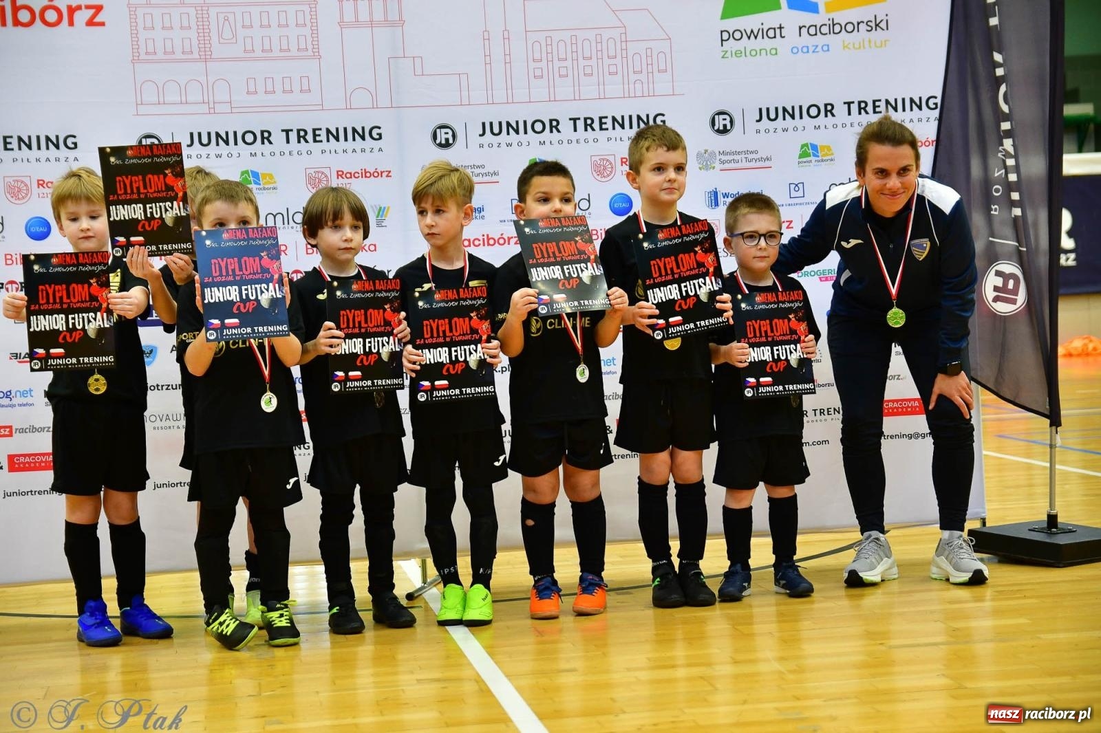 Zdjęcie w galerii na portalu naszraciborz.pl: Junior Futsal Cup. Zmagania skrzatów w hali OSiR Racibórz [FOTO] wiadomości z regionu