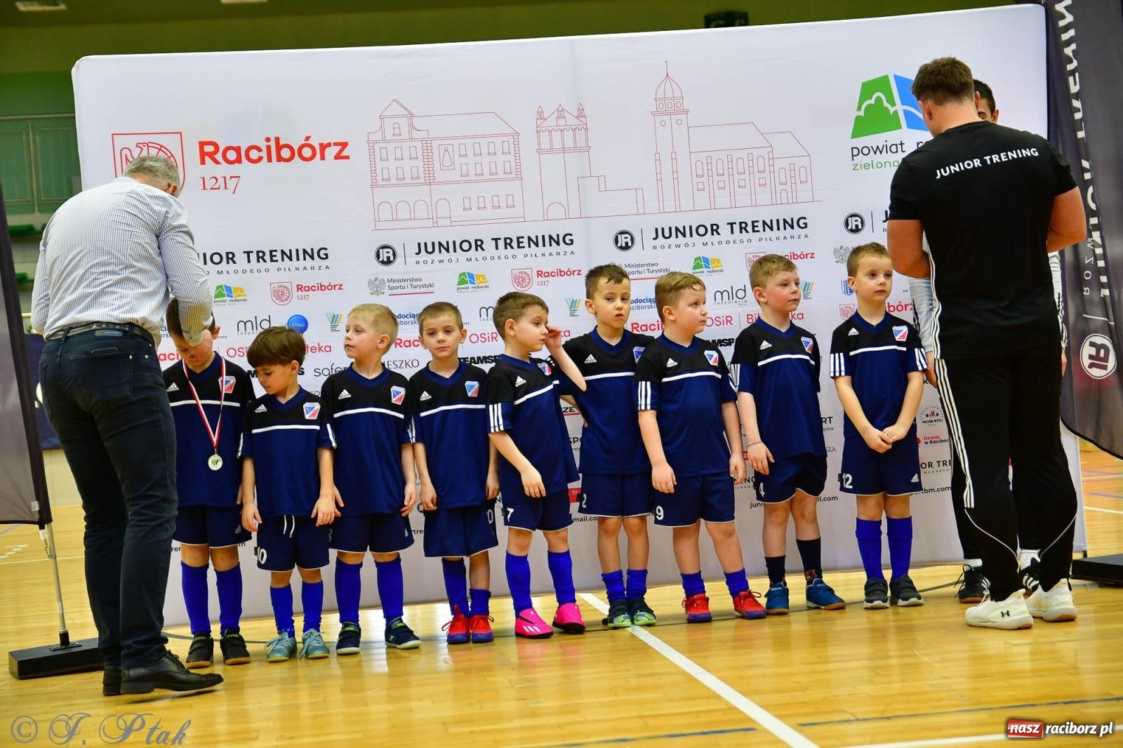 Zdjęcie w galerii na portalu naszraciborz.pl: Junior Futsal Cup. Zmagania skrzatów w hali OSiR Racibórz [FOTO] wiadomości z regionu