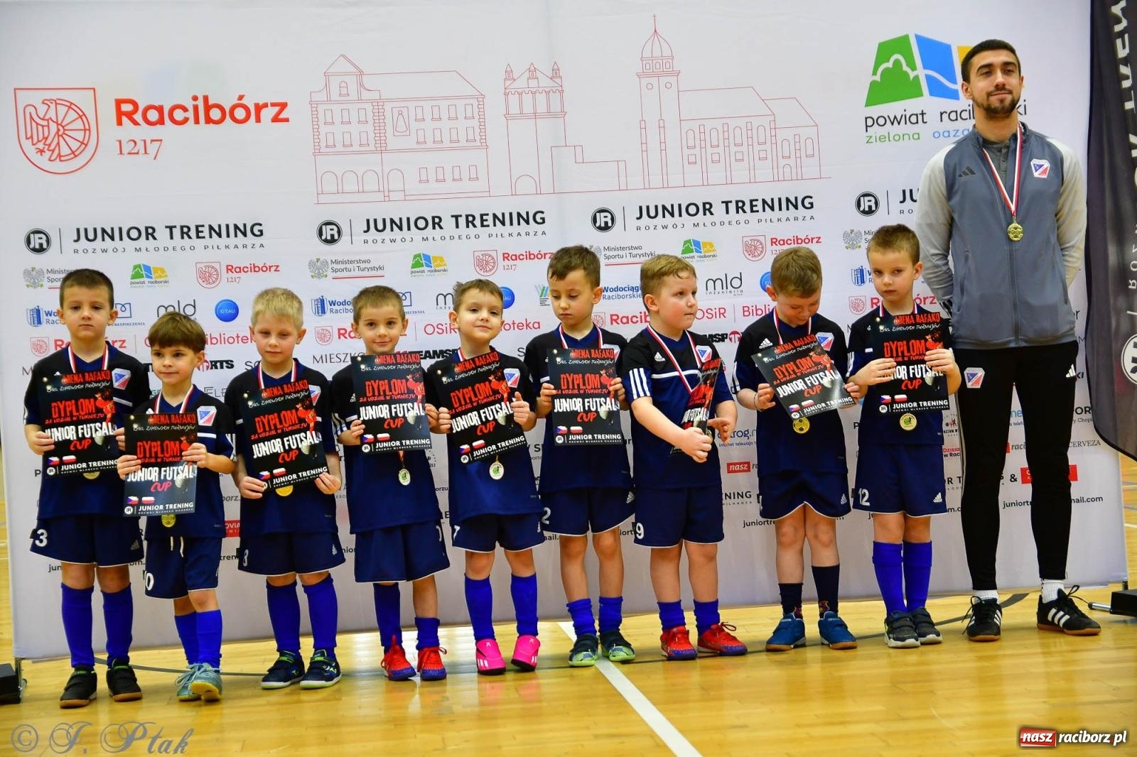 Zdjęcie w galerii na portalu naszraciborz.pl: Junior Futsal Cup. Zmagania skrzatów w hali OSiR Racibórz [FOTO] wiadomości z regionu
