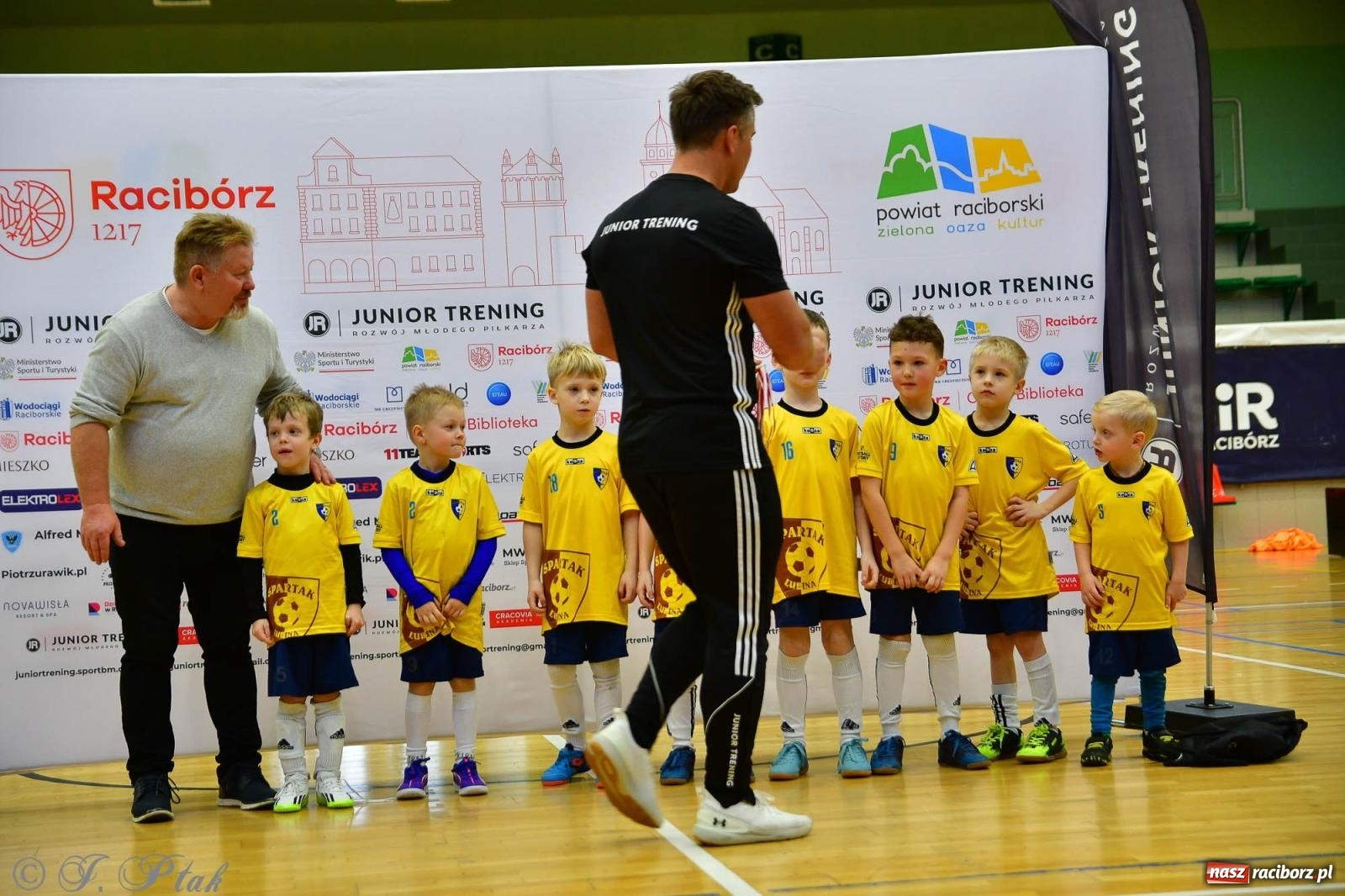 Zdjęcie w galerii na portalu naszraciborz.pl: Junior Futsal Cup. Zmagania skrzatów w hali OSiR Racibórz [FOTO] wiadomości z regionu