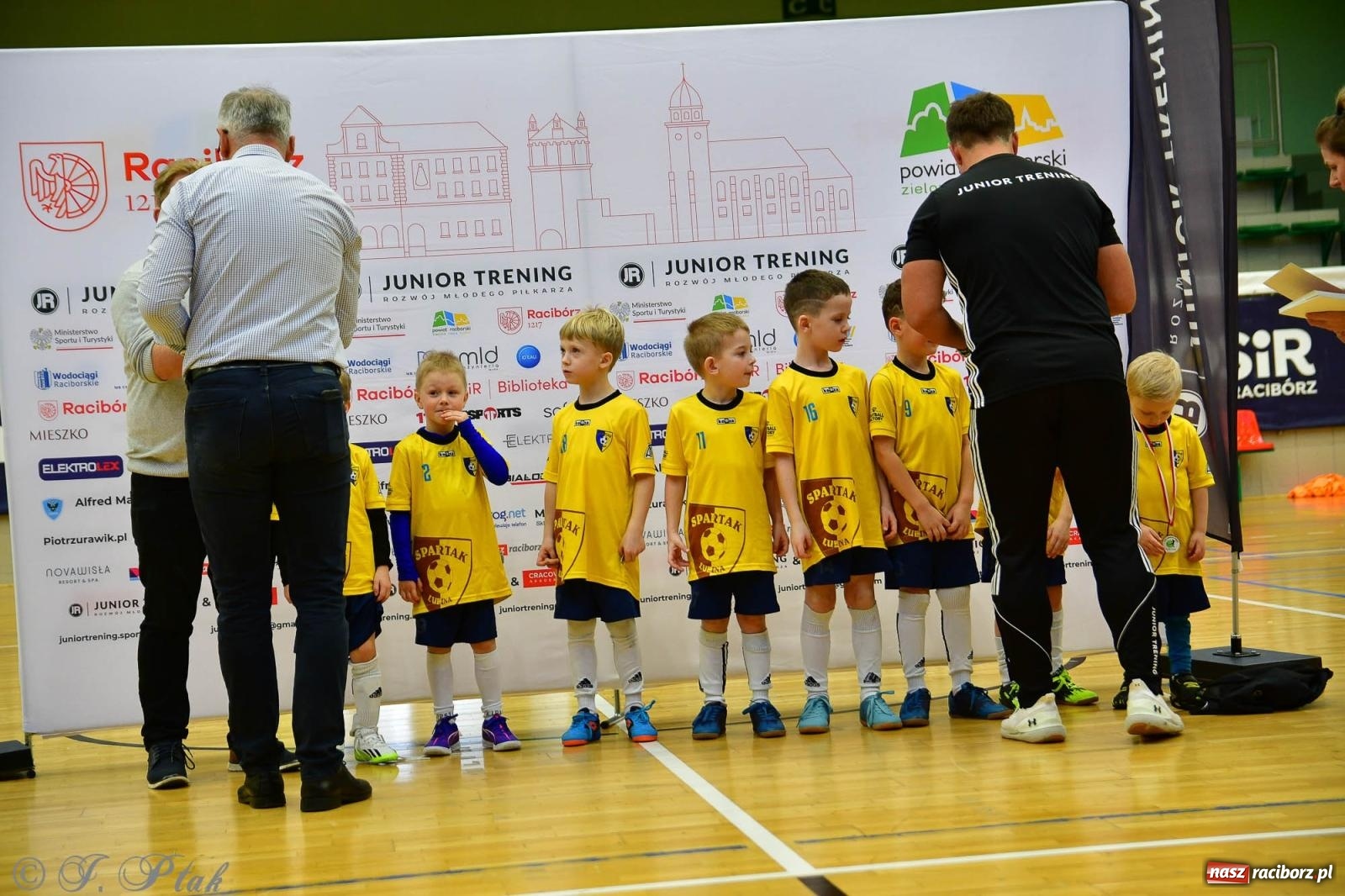 Zdjęcie w galerii na portalu naszraciborz.pl: Junior Futsal Cup. Zmagania skrzatów w hali OSiR Racibórz [FOTO] wiadomości z regionu
