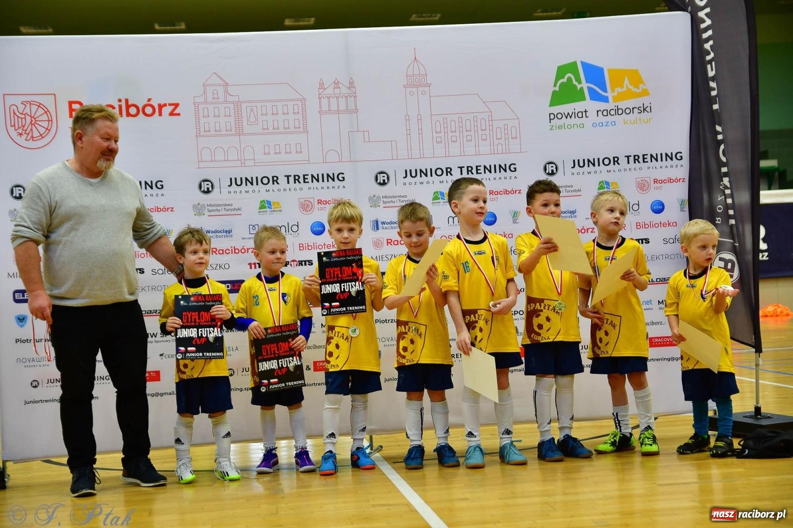 Zdjęcie w galerii na portalu naszraciborz.pl: Junior Futsal Cup. Zmagania skrzatów w hali OSiR Racibórz [FOTO] wiadomości z regionu