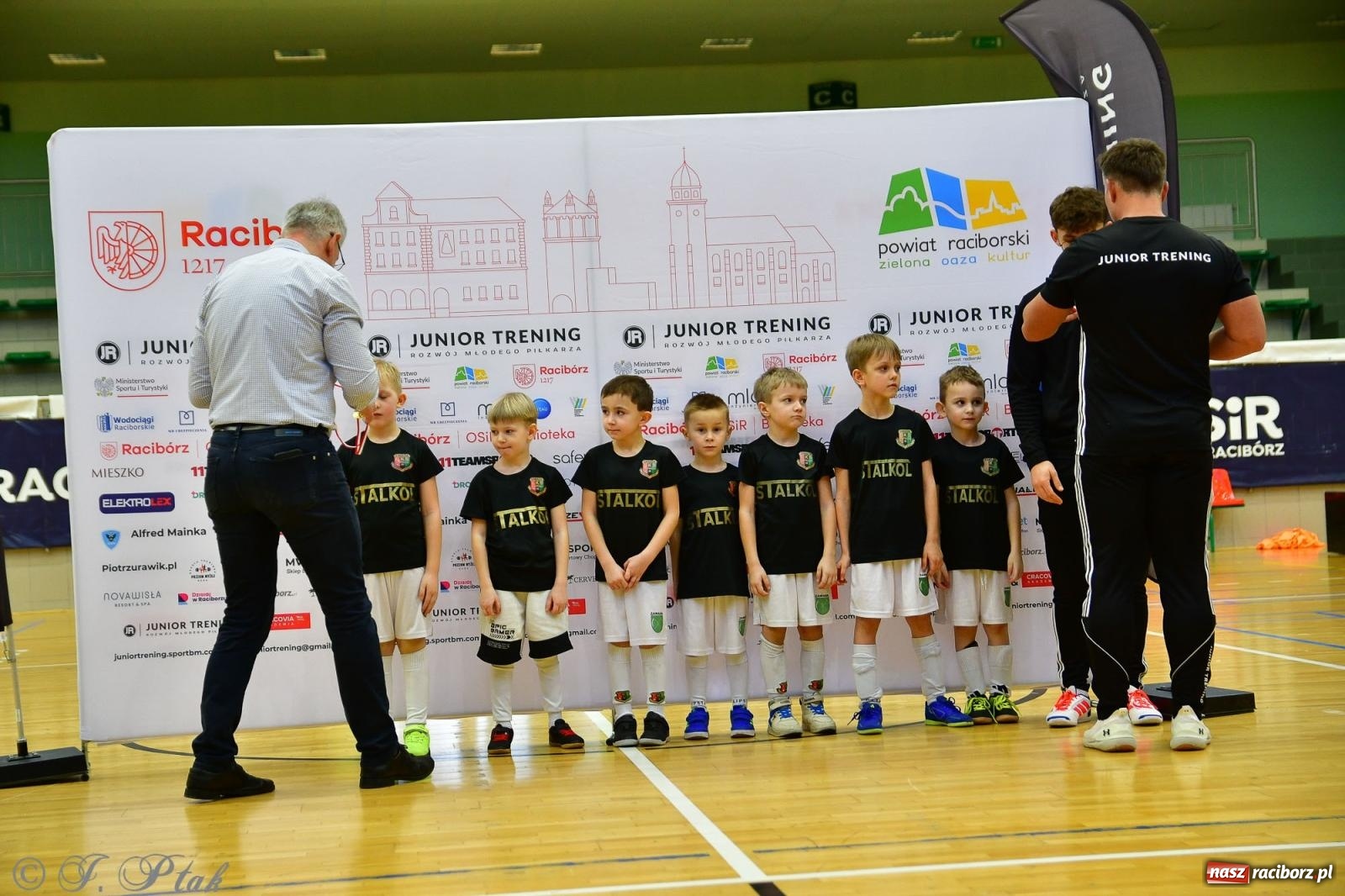 Zdjęcie w galerii na portalu naszraciborz.pl: Junior Futsal Cup. Zmagania skrzatów w hali OSiR Racibórz [FOTO] wiadomości z regionu