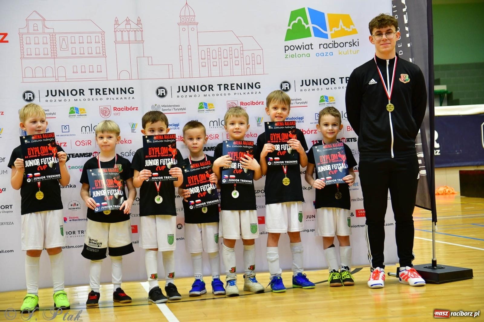 Zdjęcie w galerii na portalu naszraciborz.pl: Junior Futsal Cup. Zmagania skrzatów w hali OSiR Racibórz [FOTO] wiadomości z regionu