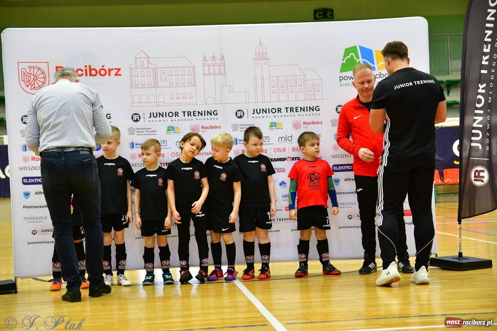 Zdjęcie w galerii na portalu naszraciborz.pl: Junior Futsal Cup. Zmagania skrzatów w hali OSiR Racibórz [FOTO] wiadomości z regionu