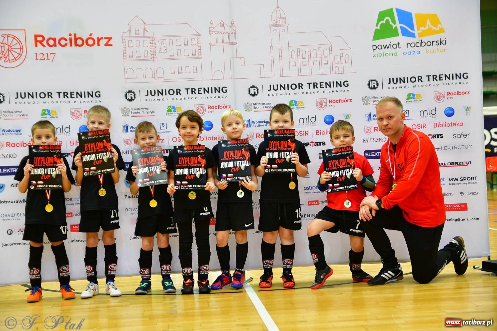 Zdjęcie w galerii na portalu naszraciborz.pl: Junior Futsal Cup. Zmagania skrzatów w hali OSiR Racibórz [FOTO] wiadomości z regionu