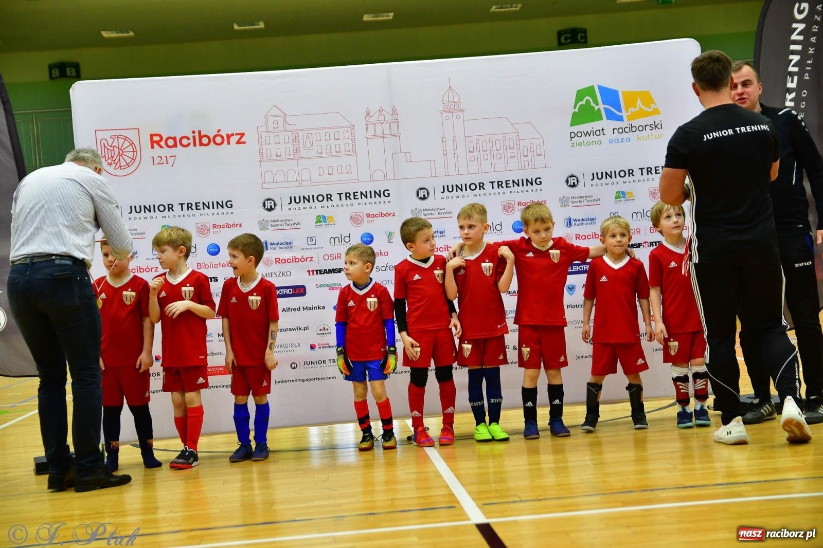 Zdjęcie w galerii na portalu naszraciborz.pl: Junior Futsal Cup. Zmagania skrzatów w hali OSiR Racibórz [FOTO] wiadomości z regionu